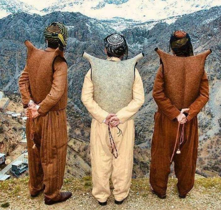 Foto: Kolabal giyen Kürt erkekler Foto: Kolabal giyen Kürt erkekler