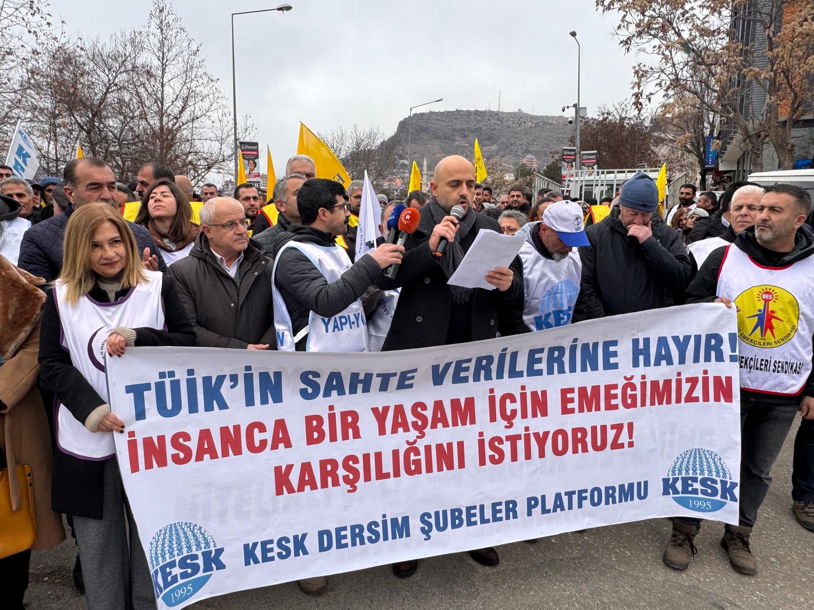 Dersim'de binlerce kişi maaş zamlarını az bularak iş bırakarak yürüyüş yaptı. Foto: Ali Haydar Gözlü / Rûdaw
