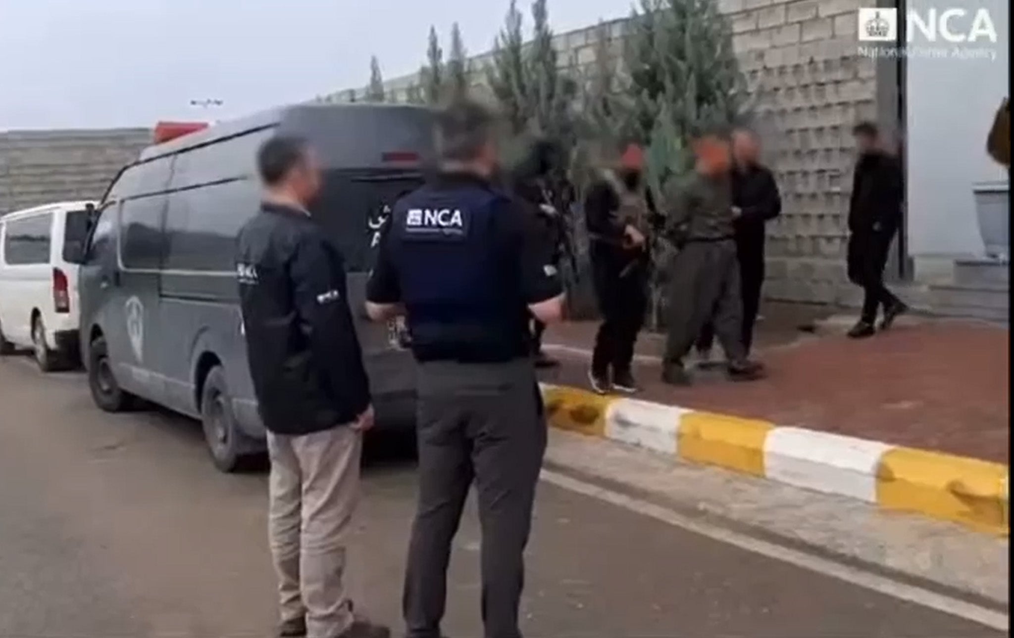 وێنەی دەستگیرکردنی یەکێک لە تۆمەتبارەکان لە سلێمانی. وێنەکە لە ڤیدیۆ وەرگیراوە