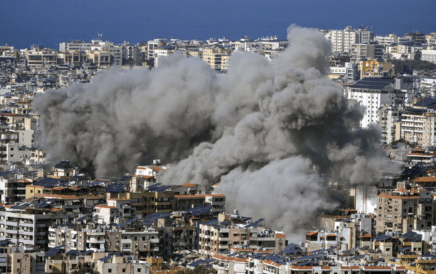 دیمەنێکی بەیرووت لەکاتی بۆردوومانێکی ئیسرائیل. وێنە: AP