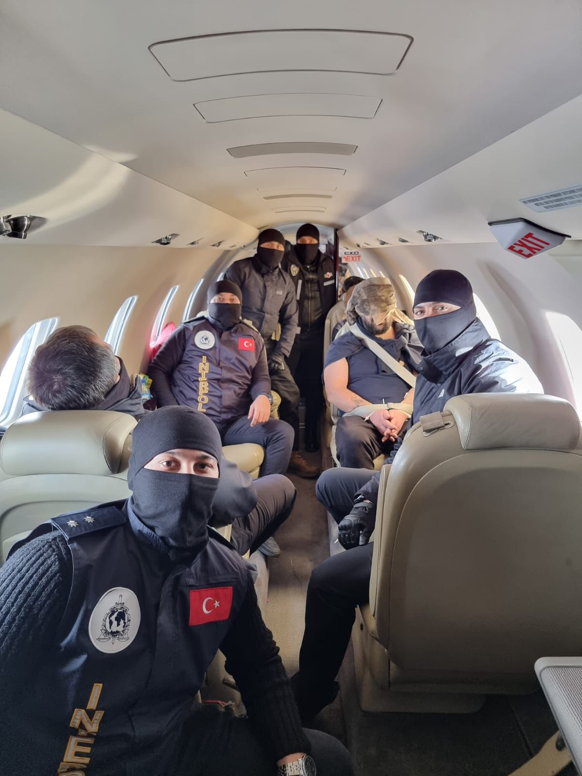 Kırmızı bültenle aranan organize suç örgütü elebaşı Ercan Yılmaz ve suç örgütü üyesi İbrahim Kaymak Türkiye'ye getirildi. / Foto: AA