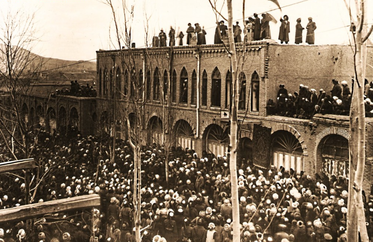 Xelkê ku ji bo ragihandina Komara Kurdistanê li Meydana Çarçirayê kom bûye/ Wêne: Arşîv