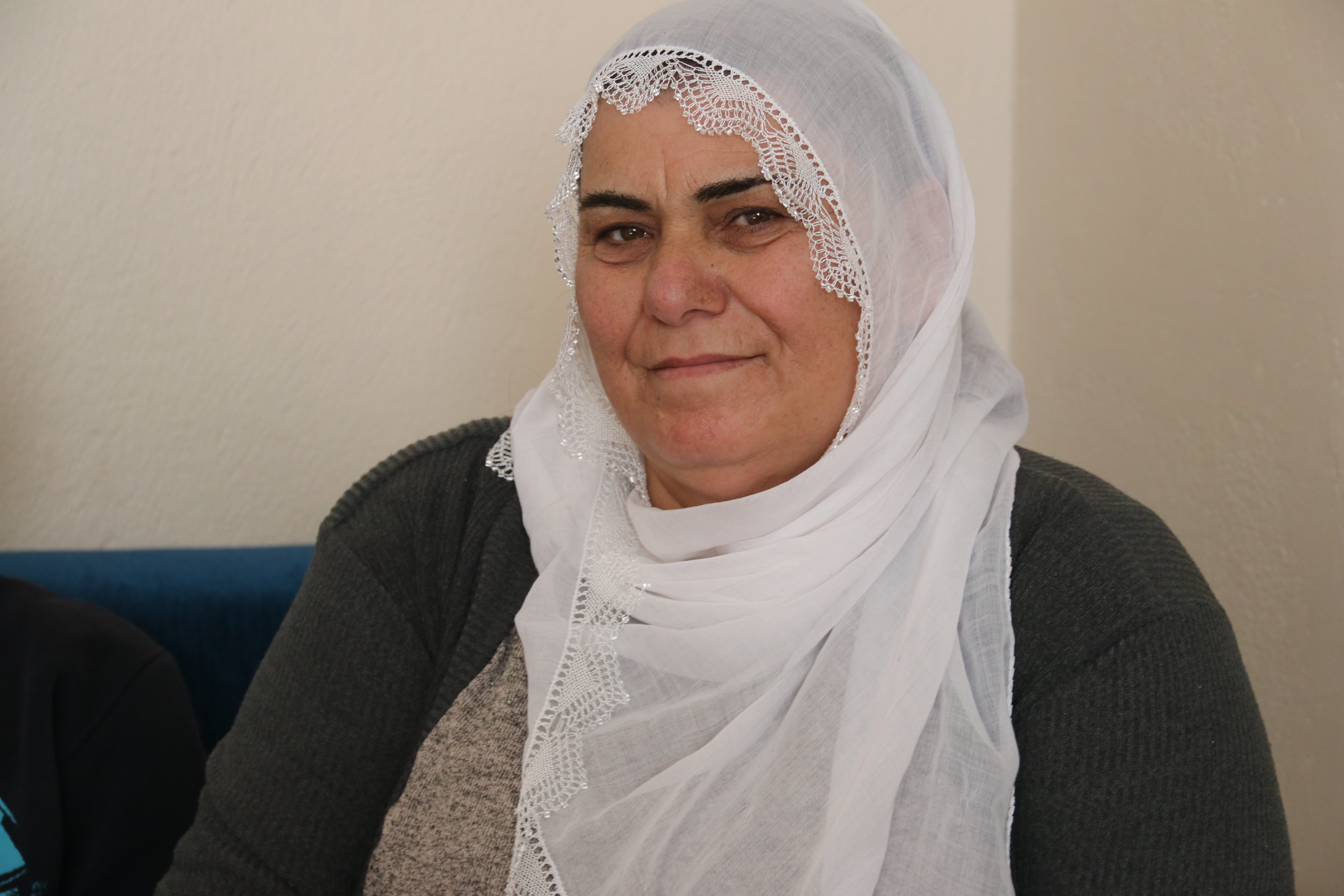 Torunlarına bakan 53 yaşındaki Nurten Ulaş. / Foto: AA