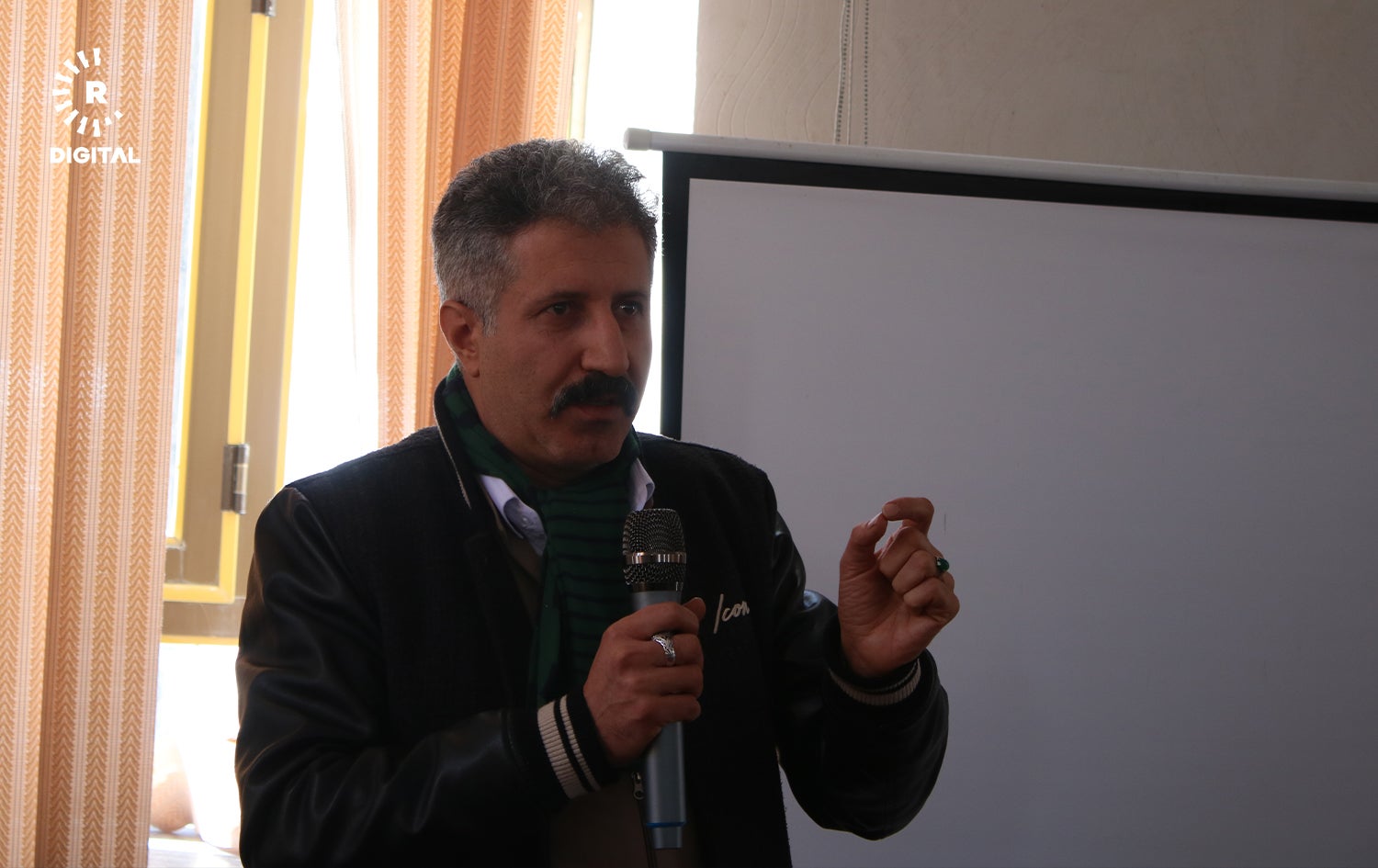 بورهان ئەحمەدی، لە پێشاندانی بەڵگەفیلمی "ژیانی ونبوو" لە مزگەوتی گوندی رەش هەرمێ