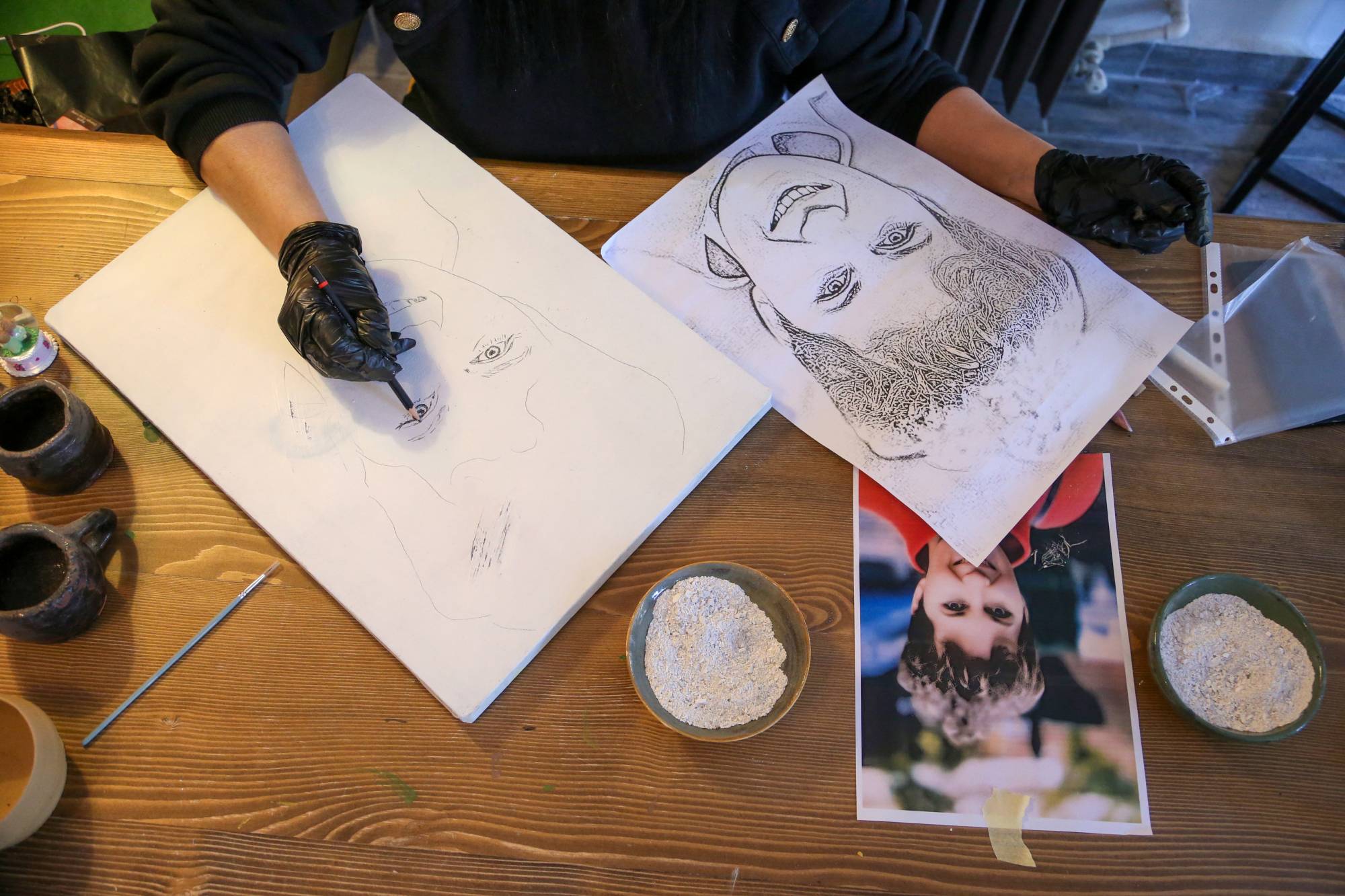 کێشانی تابلۆ بە خۆڵەمێشی جەستەی سووتاو