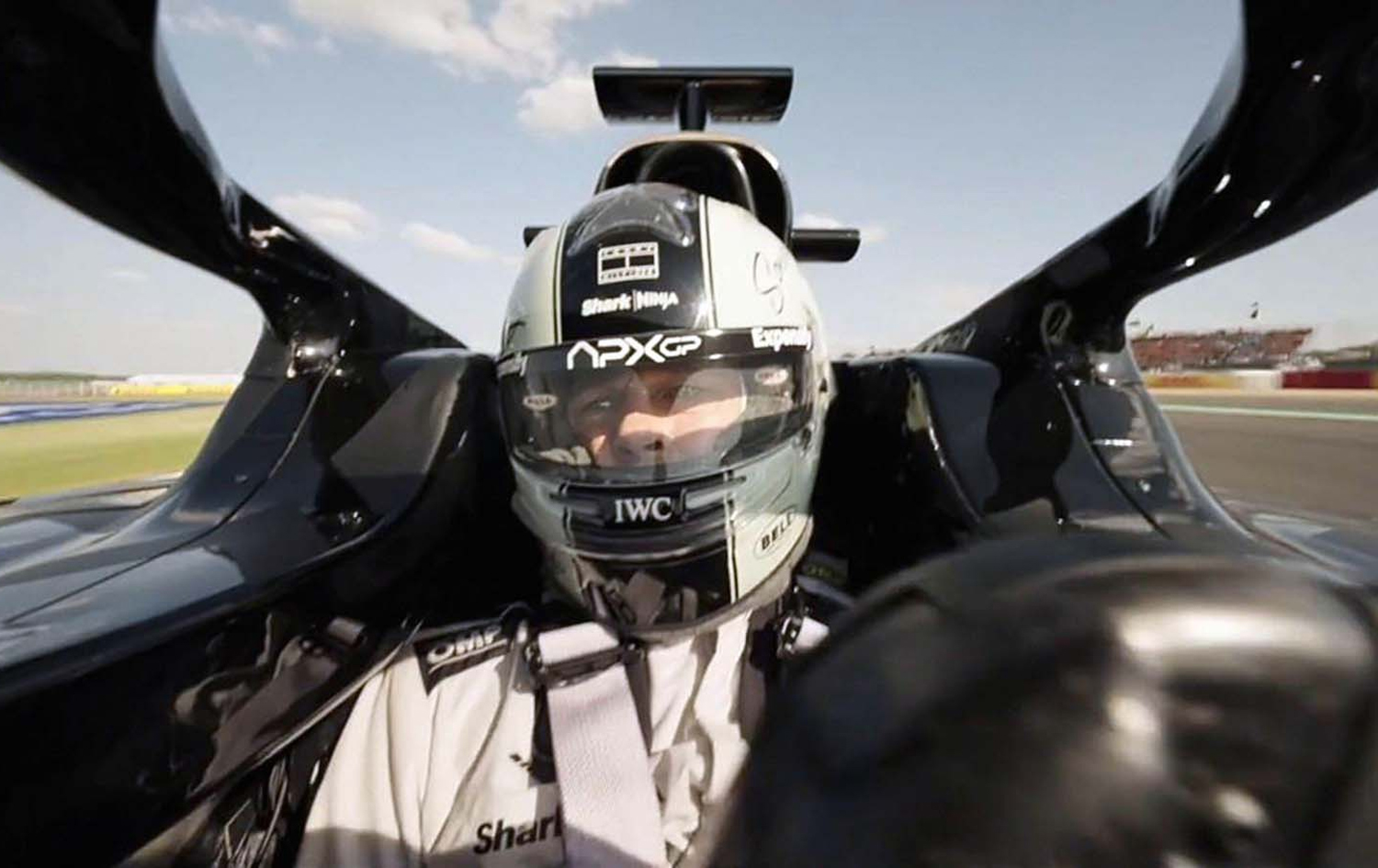 براد پیت لە کاتی لێخوڕینی ئۆتۆمبێل لە فیلمی "F1"