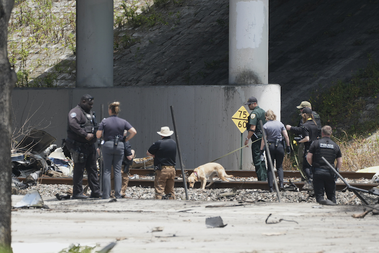Yetkililer kaza yerinde incelemede bulundu / Fotoğraf: AP