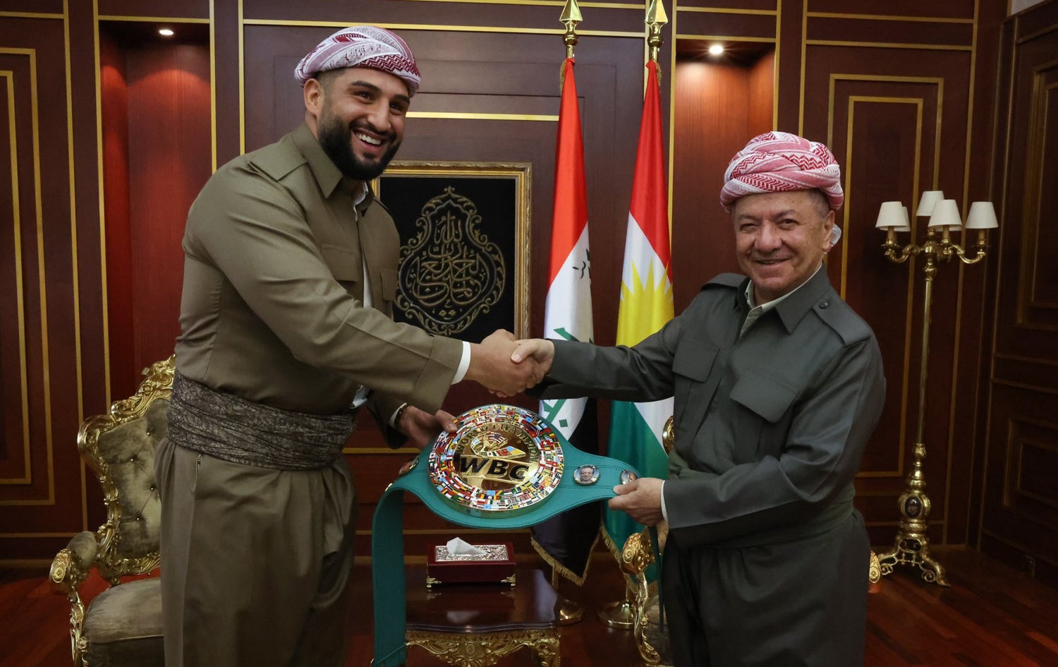 عەگید کابایەل، پشتێنەکەی پێشکێشی سەرۆک بارزانی دەکات.