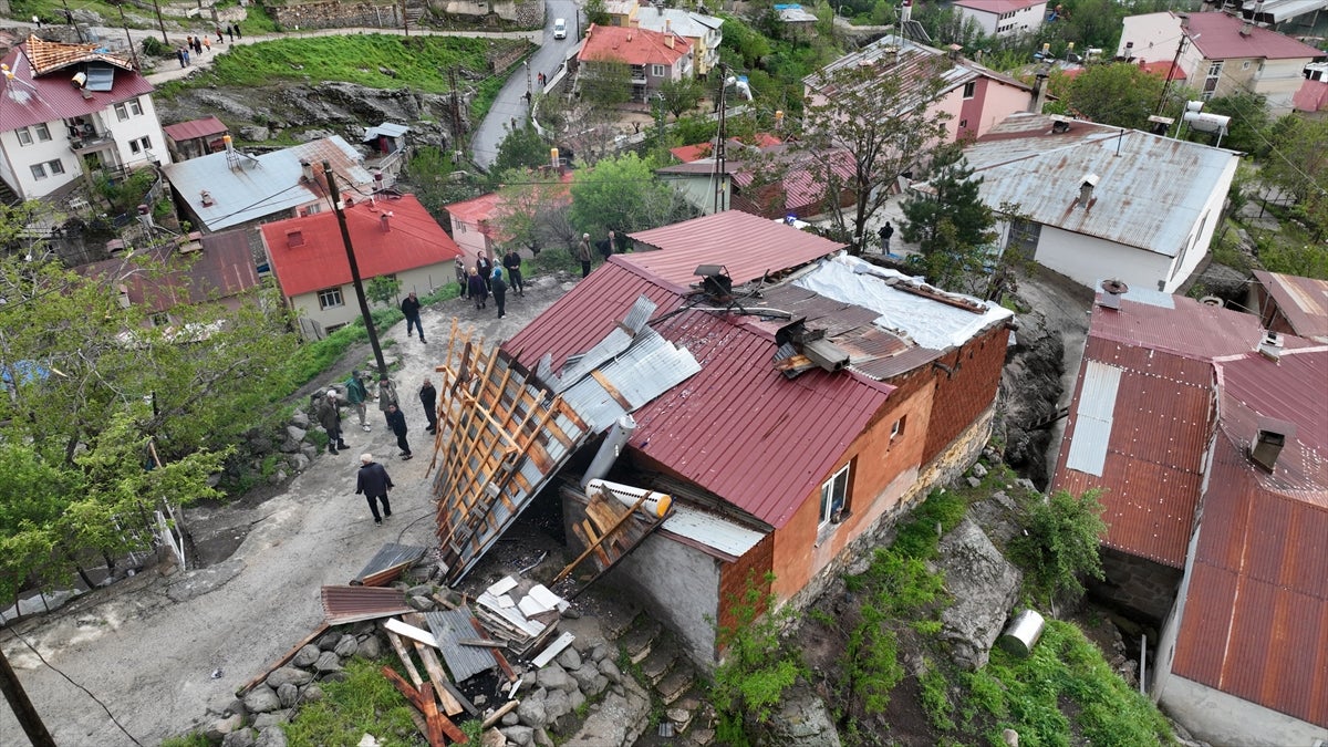 Çatısı uçan bir ev