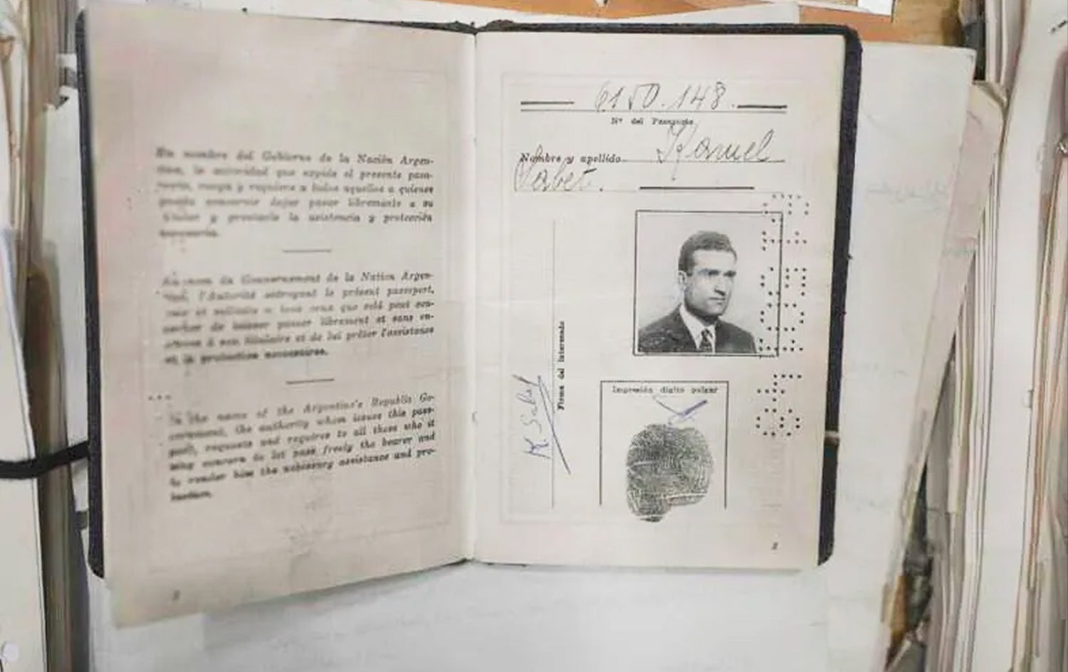 لەم وێنە بێ رێککەوتەدا کە لەلایەن نووسینگەی سەرۆکوەزیرانی ئیسرائیلەوە بڵاوکراوەتەوە، بەڵگەنامەکانی ناسنامەی ئێلی کۆهین پێشاندراون. وێنە: AP