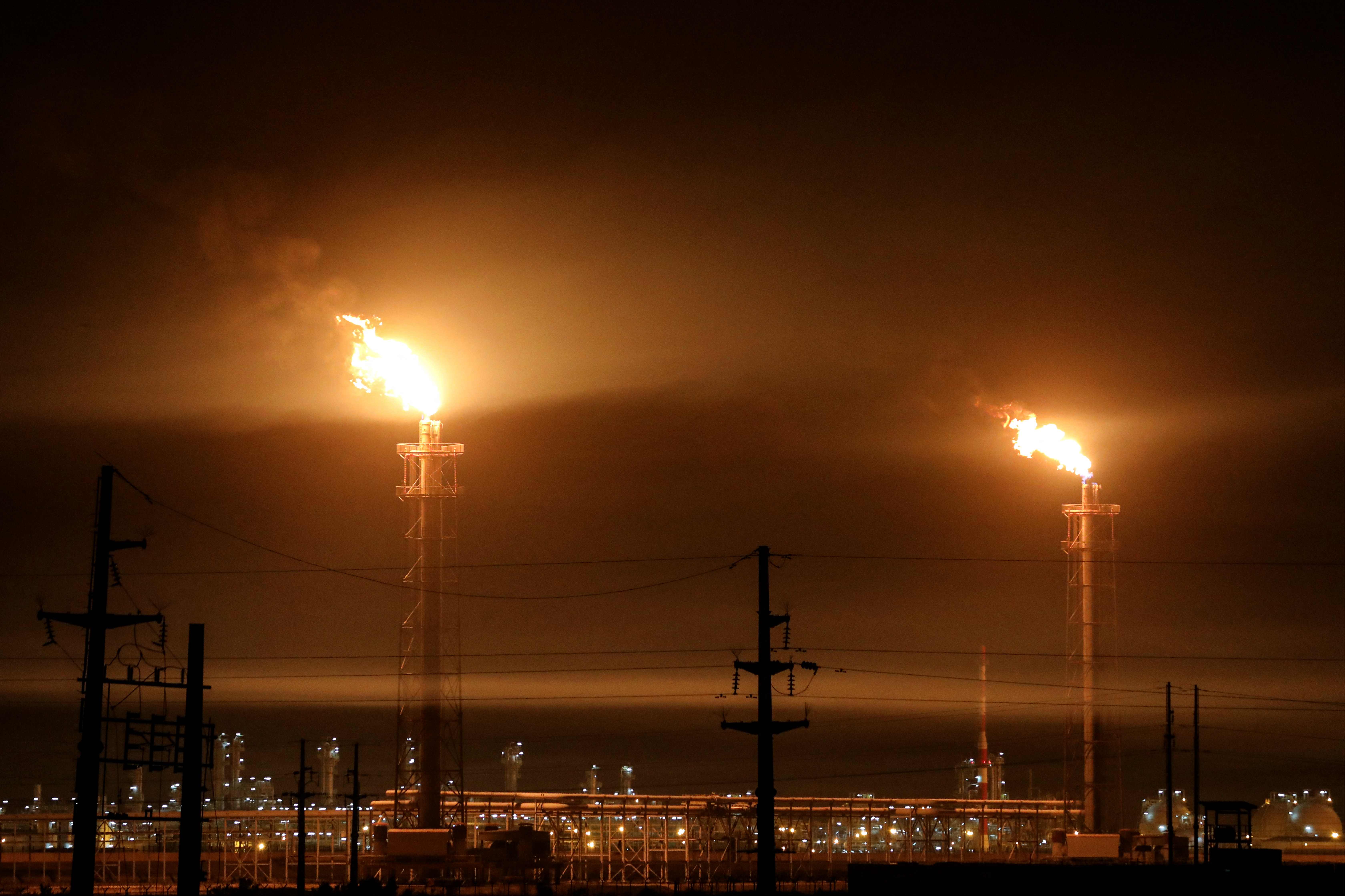 پاڵاوگەیەکی نەوت لە نزیک زۆنگاوەکانی حەوێزە. وێنە: Asaad NIAZI / AFP