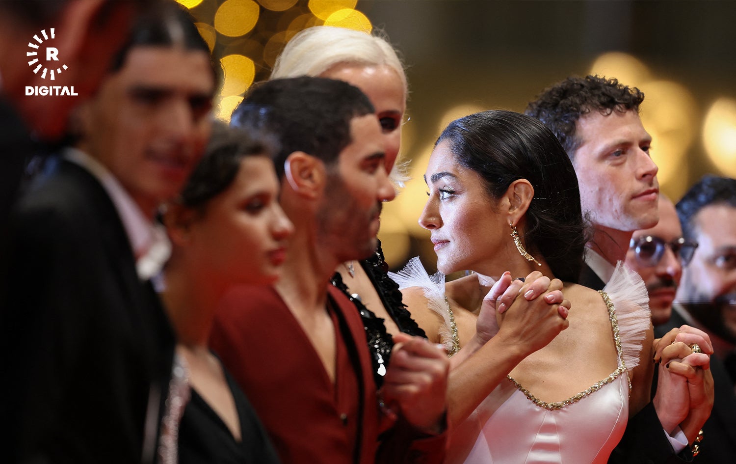 گوڵشیفتە فەراهانی لەگەڵ ستافی فیلمی "Alpha". وێنە: AFP