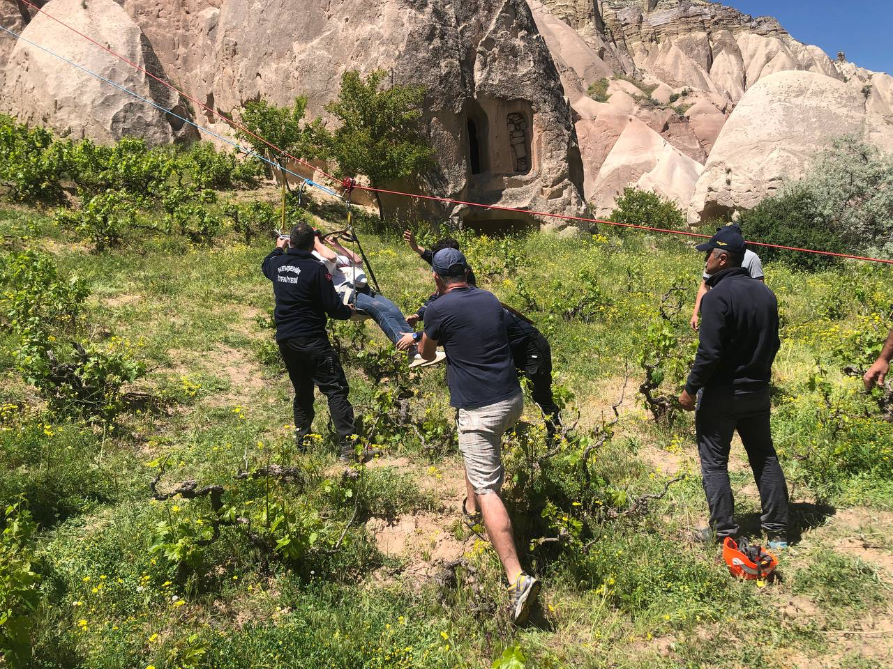 AFAD ve itfaiye ekipleri, mahsur kalan turistleri halat yardımıyla indirdi. / AA