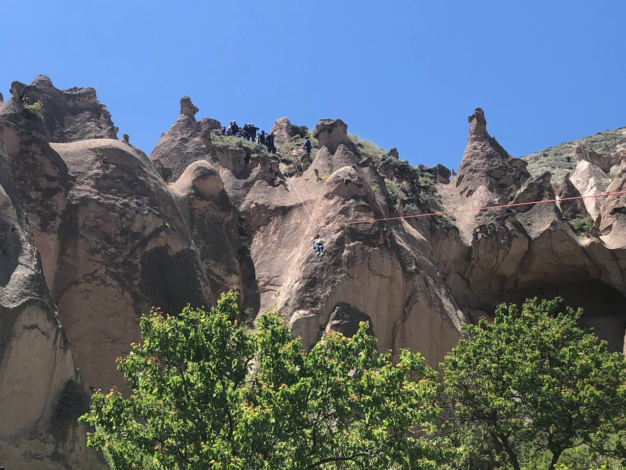 AFAD ve itfaiye ekipleri, mahsur kalan turistleri halat yardımıyla indirdi. / AA