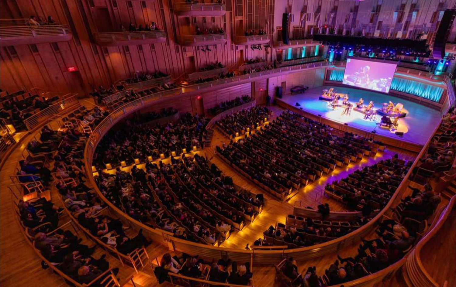 کۆنسێرتێکی هومایون شەجەریان و ئەنوشیرەوان لە گەشتە هونەرییەکەدا