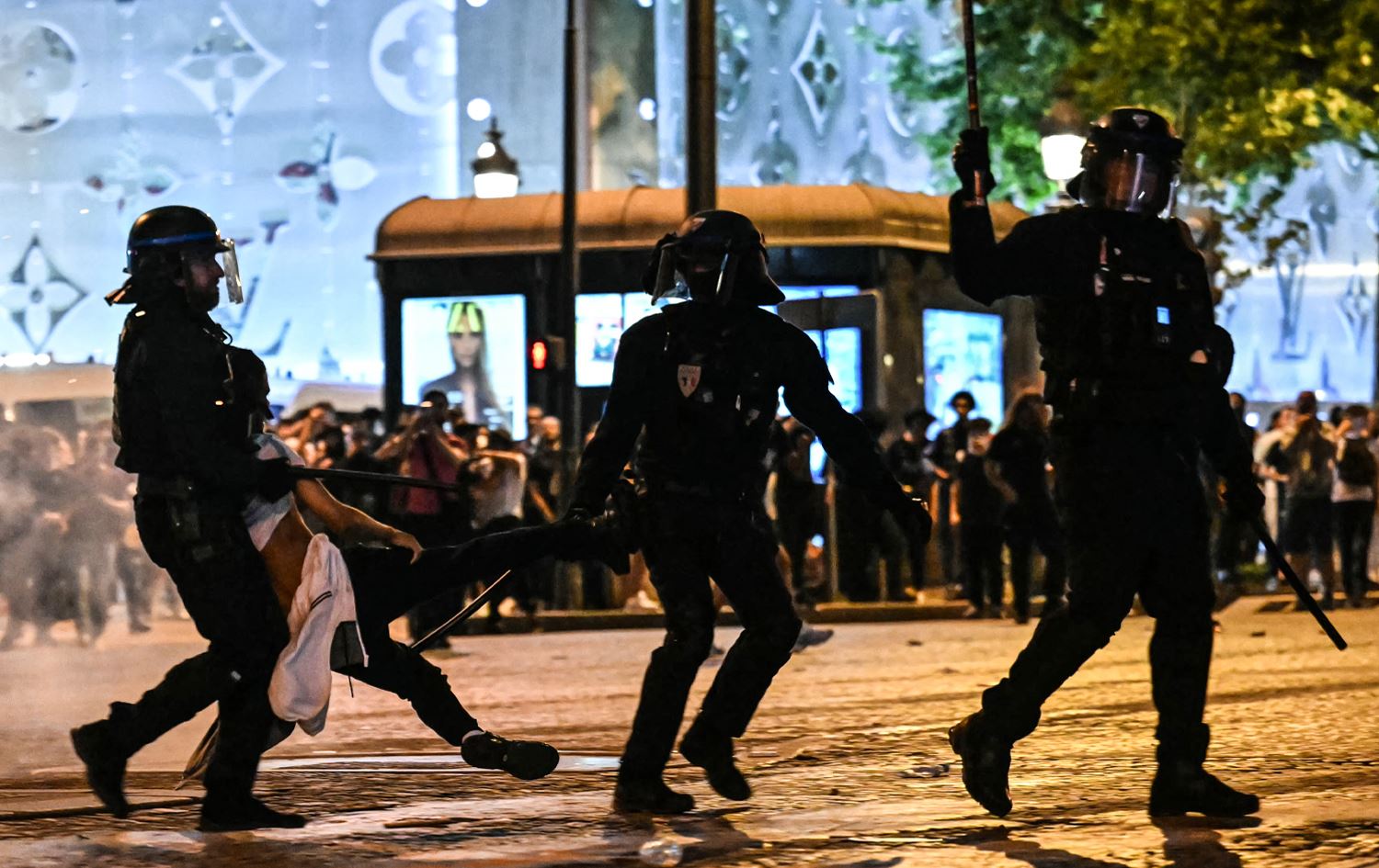 شەڕ و ئاژاوەی هاندەران و پۆلیس