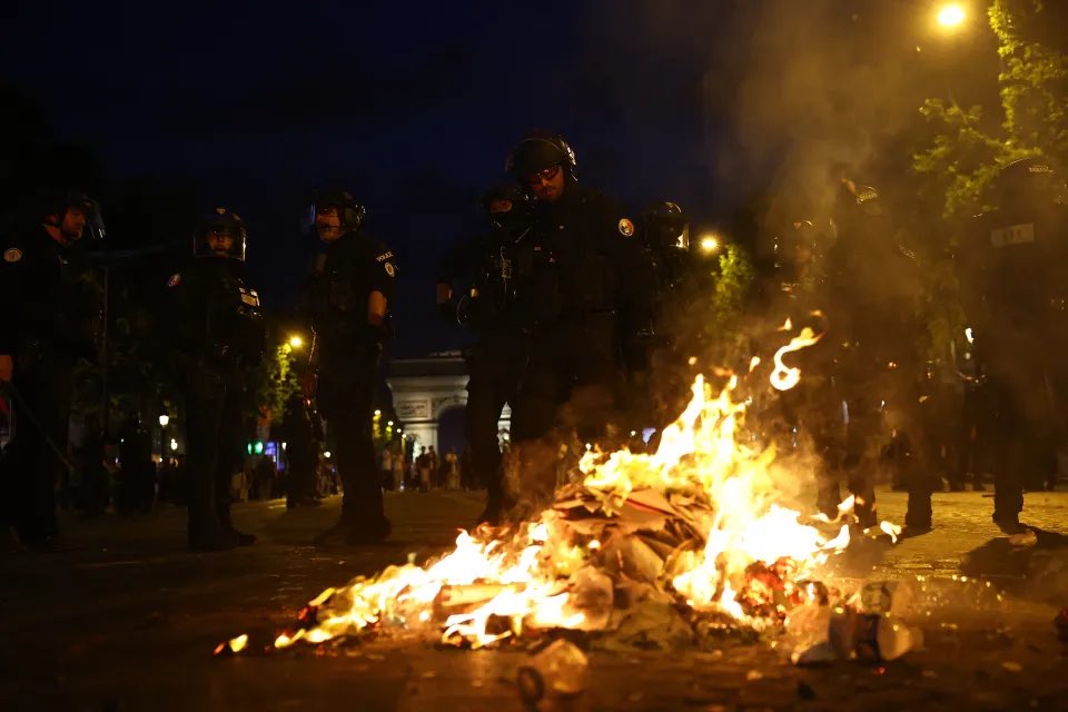 دیمەنی ئاگرکردنەوە لەنێو شەقامەکانی پاریس