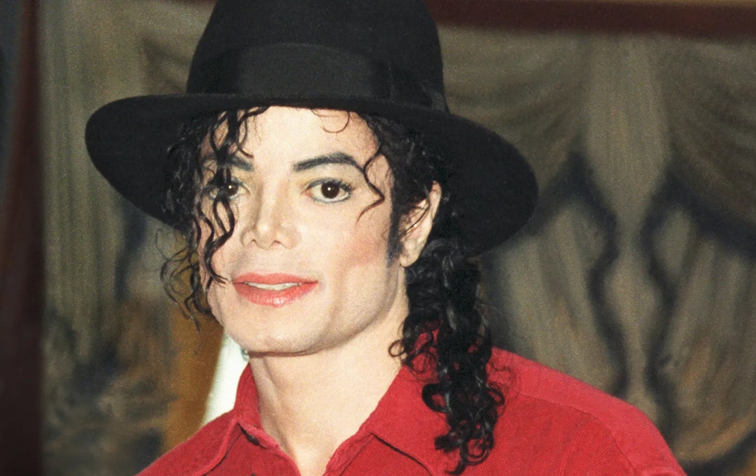 مایکڵ جاکسن لە کۆنگریەکی رۆژنامەڤانیدا بەر لە گەشتە هونەرییەکەی "HIStory" لە 1996.