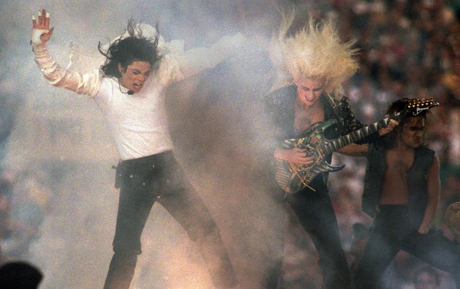 جوڵەیەکی سەرنجڕاکێشی مایکڵ جاکسن لە دوای گەیمی یەکەمی سوپەر بۆڵ لە 1993