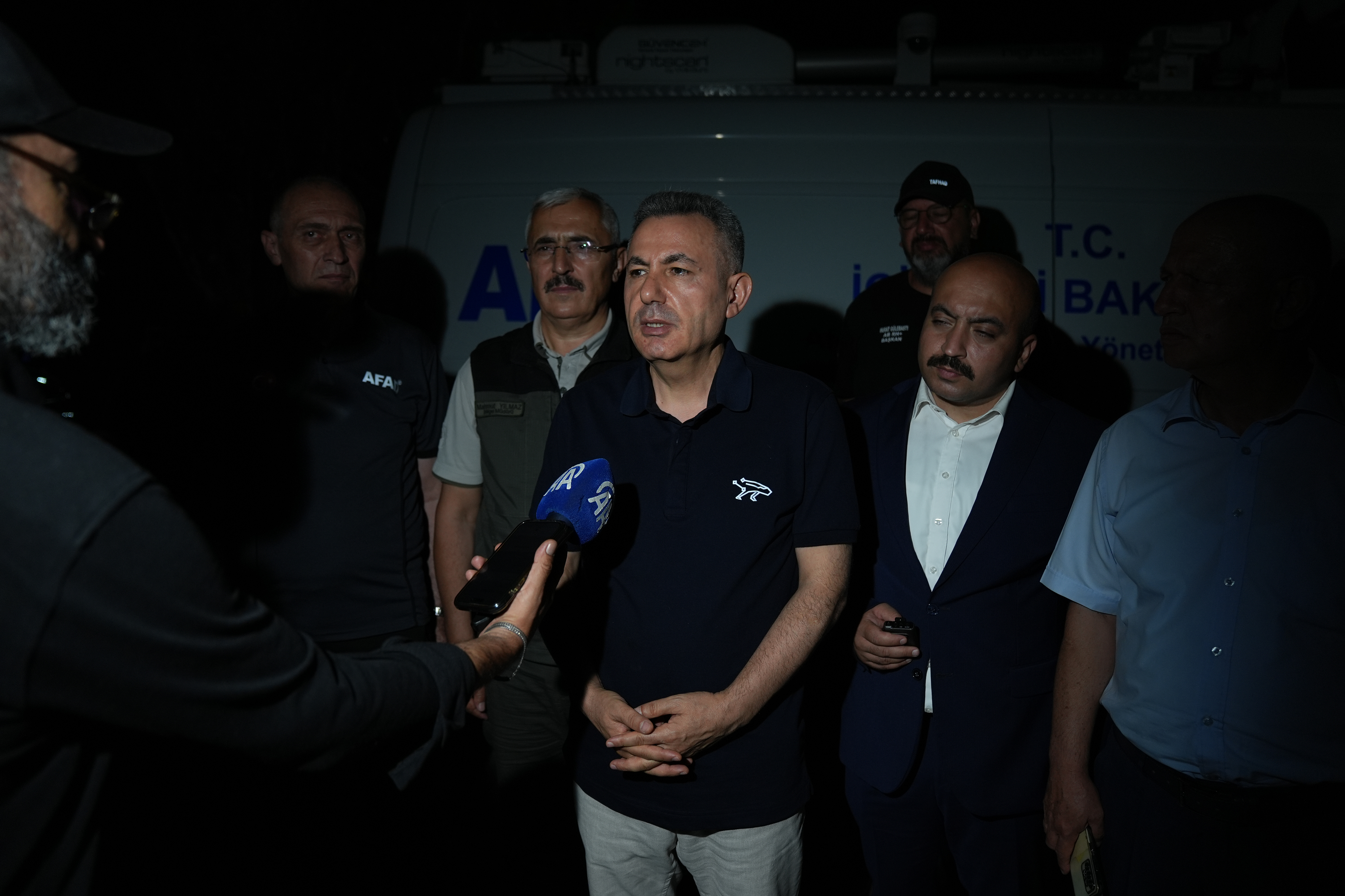 İzmir Valisi Süleyman Elban, yangına ilişkin açıklma yaptı. / AA