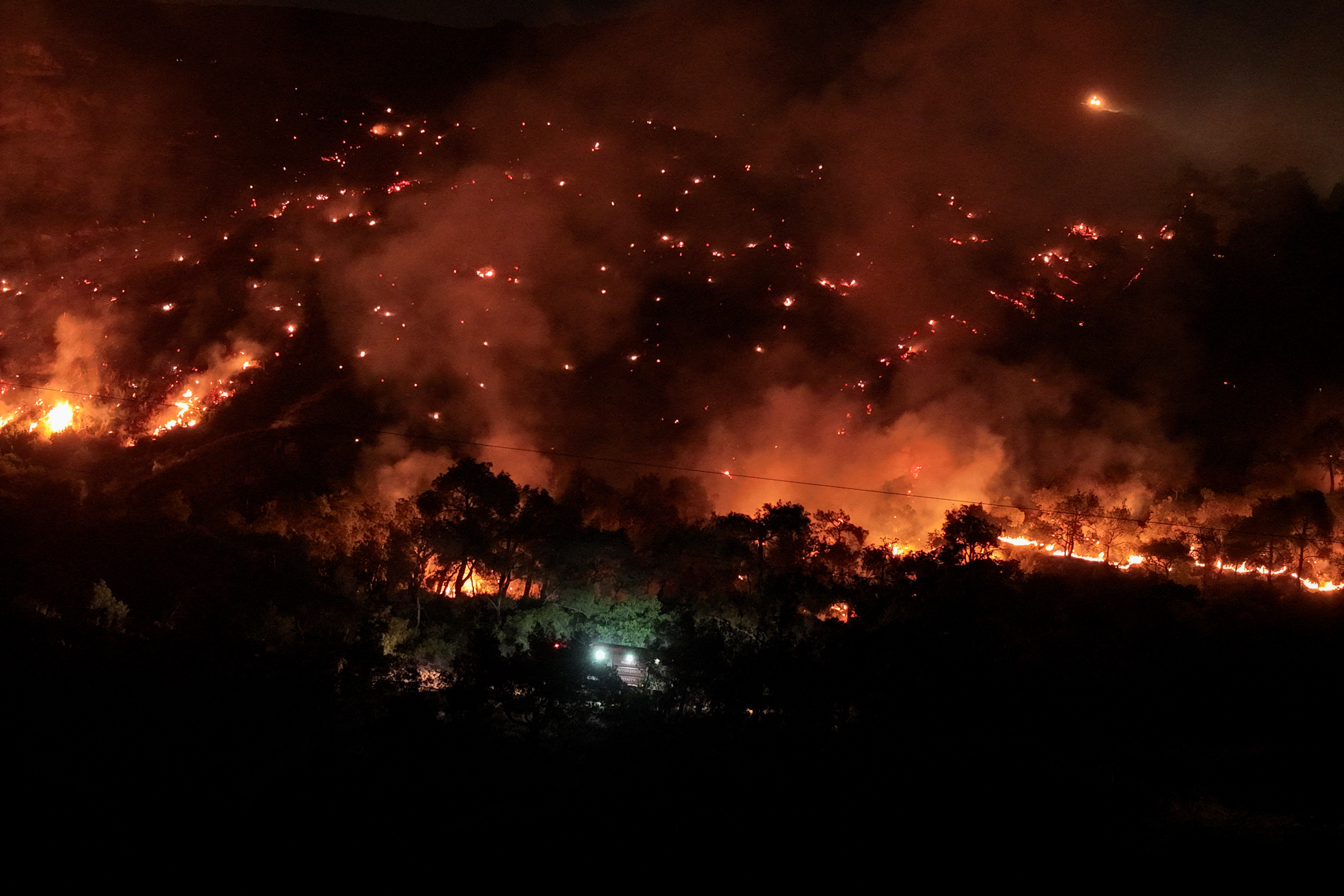 İzmir'deki orman yangını çıktı. / AA