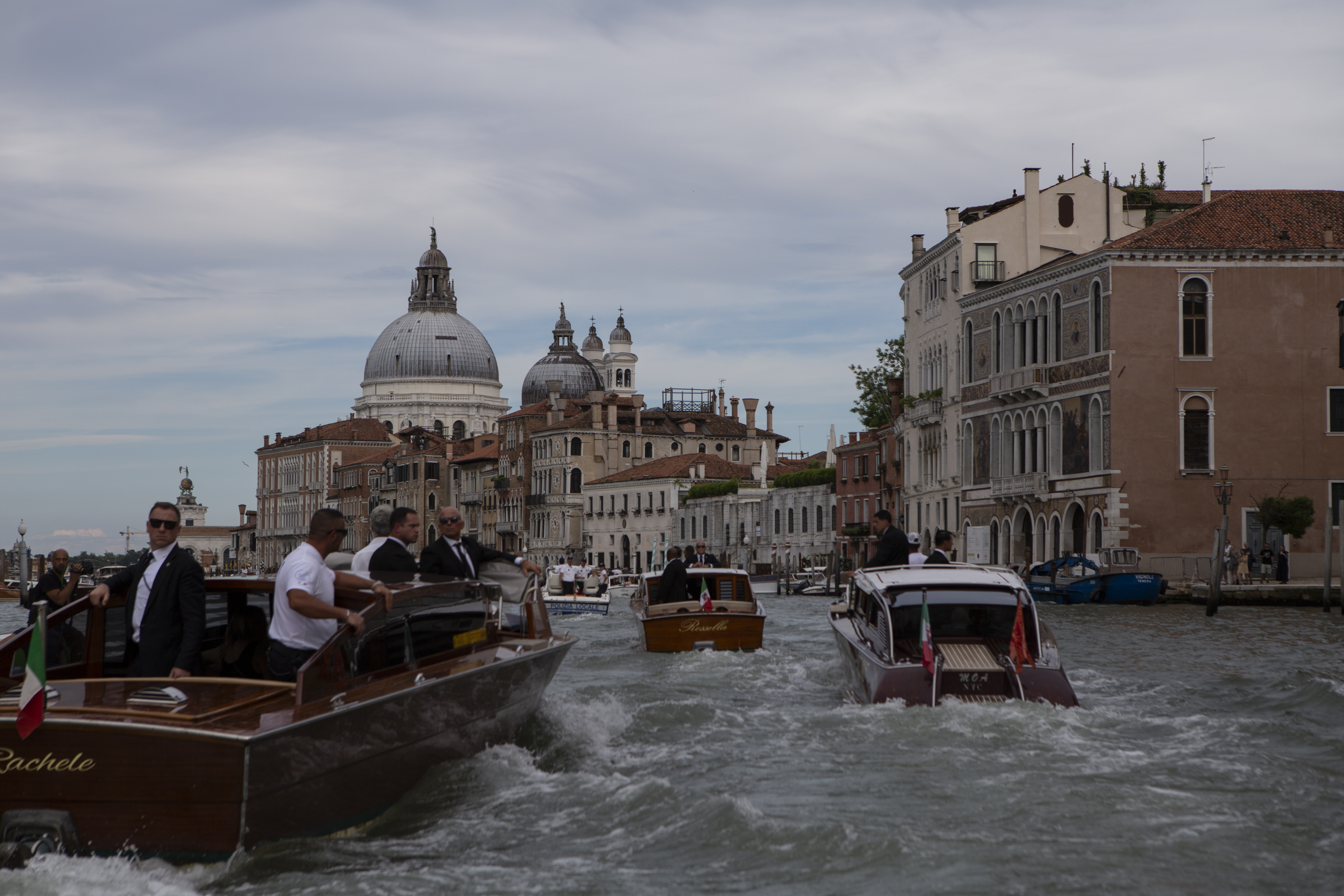 Jeff Bezos ve ailesi, düğün için Aman Venice Hotel'den ayrılmasının ardından botlarla düğün alanına geldi. / AA