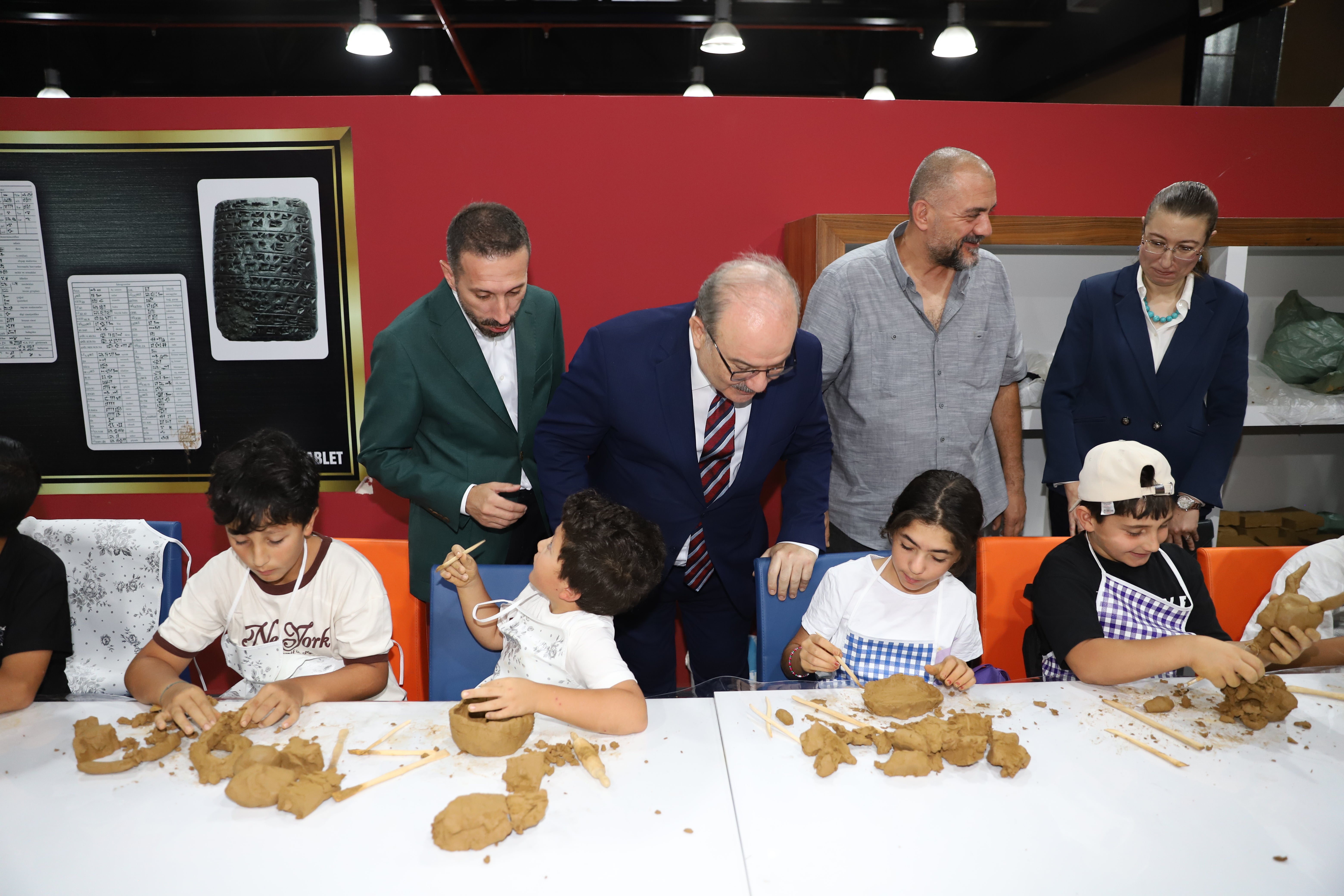 Türkiye Kültür ve Turizm Bakan Yardımcısı Serdar Çam, program kapsamında açılan sergiyi ziyaret ederek buradaki eserler hakkında bilgi aldı. / AA