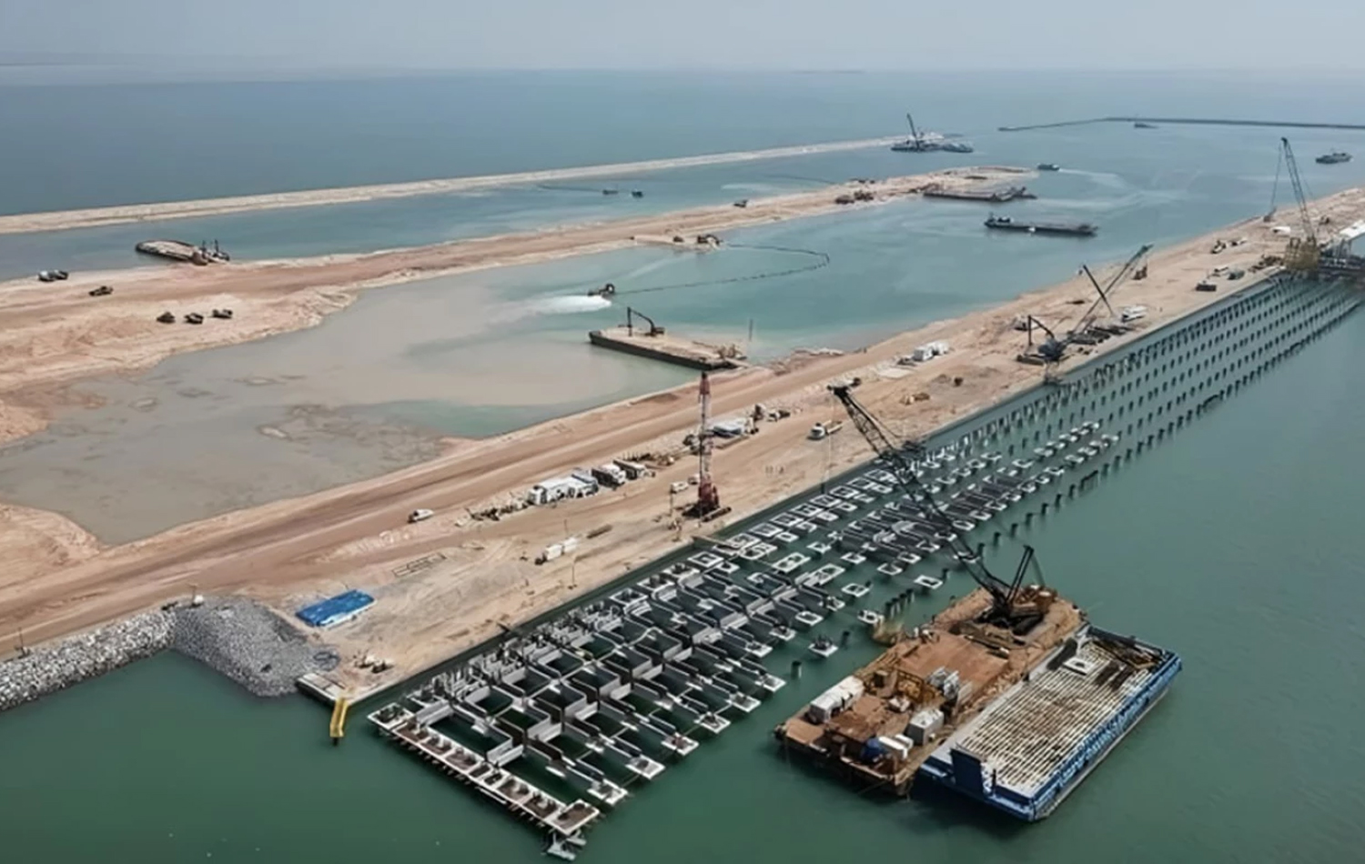 Foto: Basra Körfezi'nin kuzeyinde, Kuveyt’in Bubiyan ve Warba adaları ile Irak’ın El-Fav Yarımadası arasında yer alan Khor Abdullah su kanalı. Foto: Basra Körfezi'nin kuzeyinde, Kuveyt’in Bubiyan ve Warba adaları ile Irak’ın El-Fav Yarımadası arasında yer alan Khor Abdullah su kanalı.