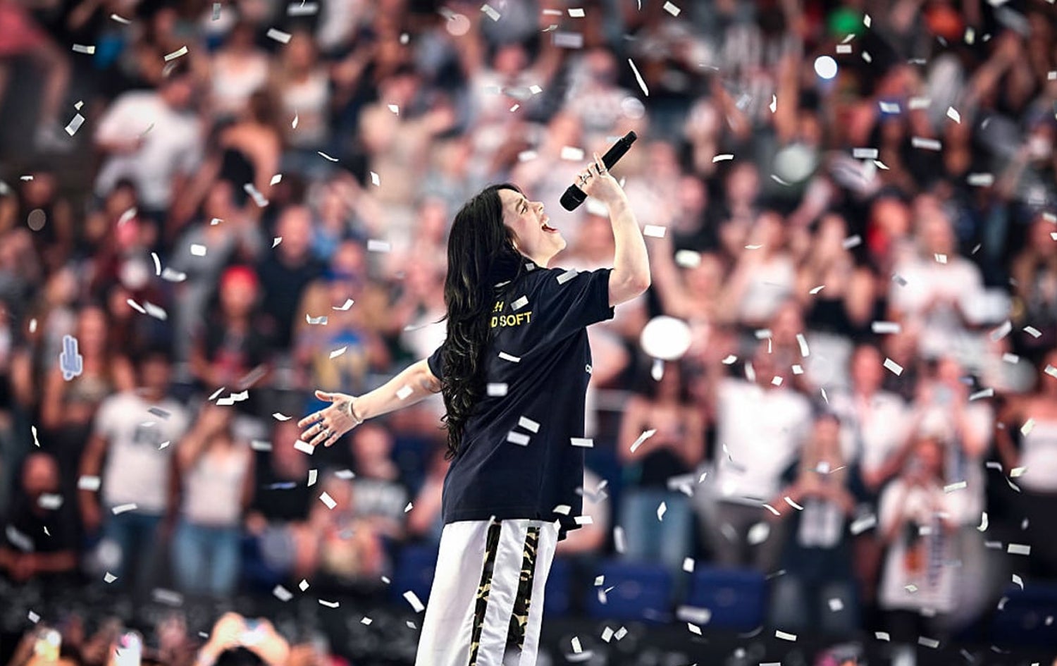 بیلی ئایڵێش لە کۆنسێرتی مانچستەر لە چوارچێوەی گەشتە هونەرییە نوێیەکەی