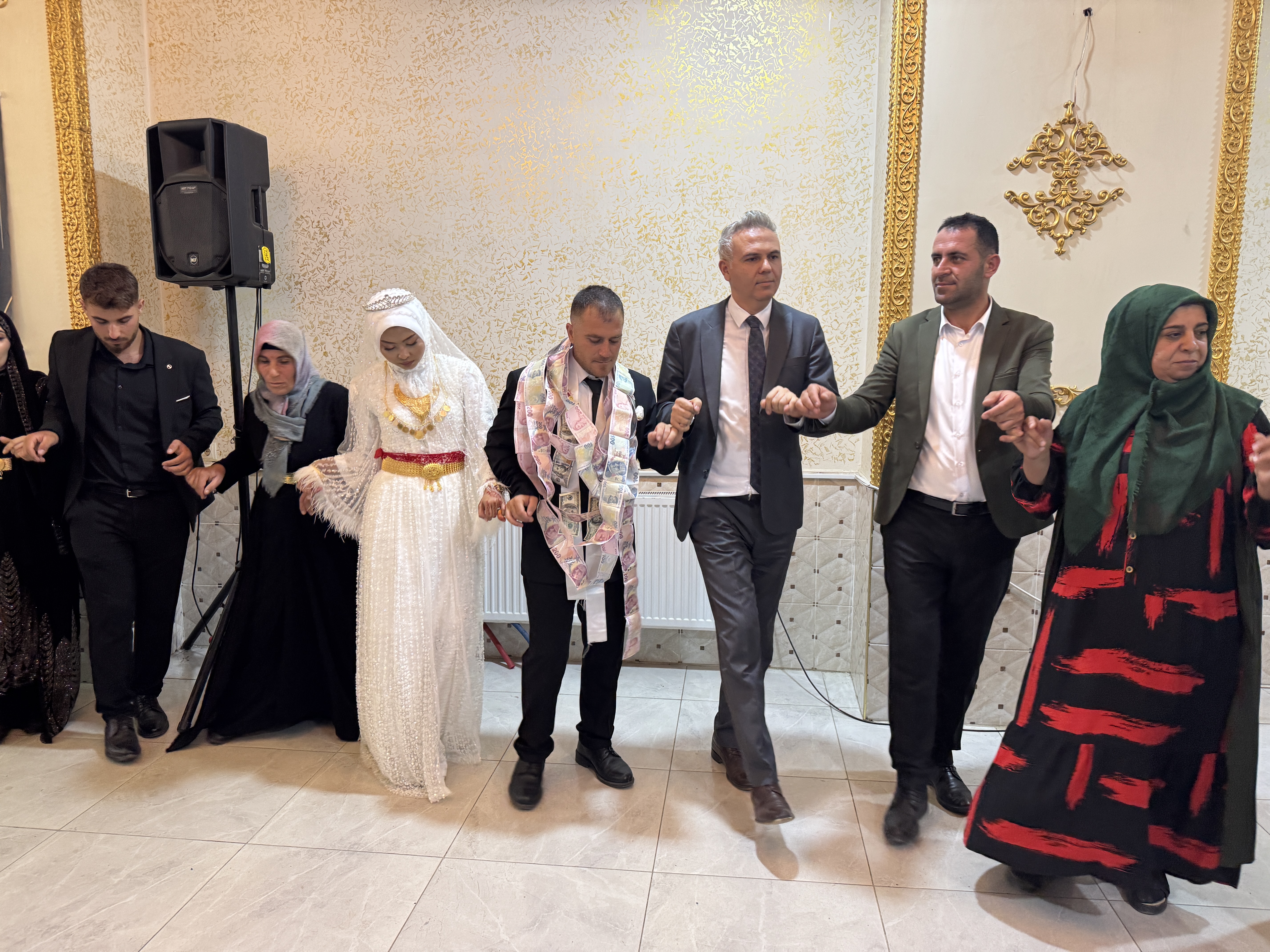 Endonezyalı Mia Meyra Rismawati, tatil için geldiği İstanbul'da tanıştığı Hakkarili Rıdvan Durgun ile yöresel geleneklere göre gerçekleştirilen düğünle dünyaevine girdi. / AA