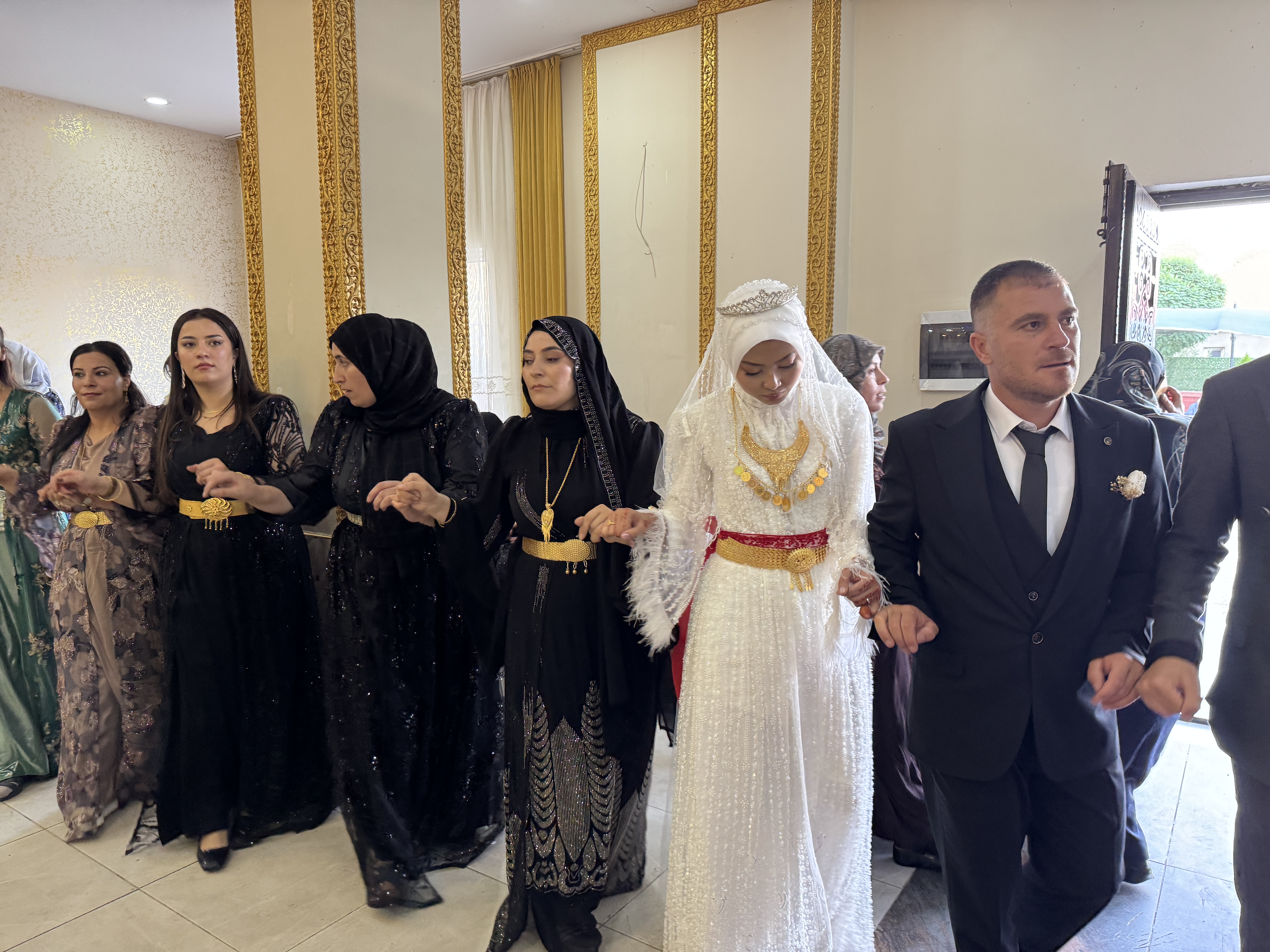 Endonezyalı Mia Meyra Rismawati, tatil için geldiği İstanbul'da tanıştığı Hakkarili Rıdvan Durgun ile yöresel geleneklere göre gerçekleştirilen düğünle dünyaevine girdi. / AA