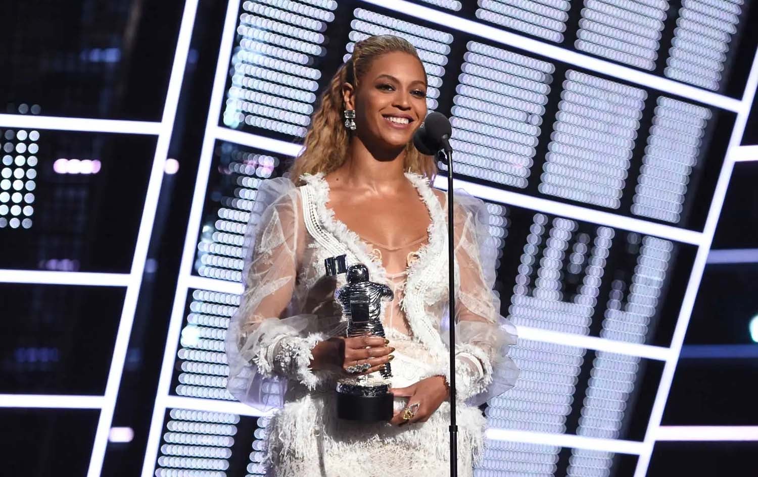 بیۆنسێ، لە کاتی خەڵاتکردنی لە "ئێم تیڤی میوزیک ڤیدیۆ" لە 2023