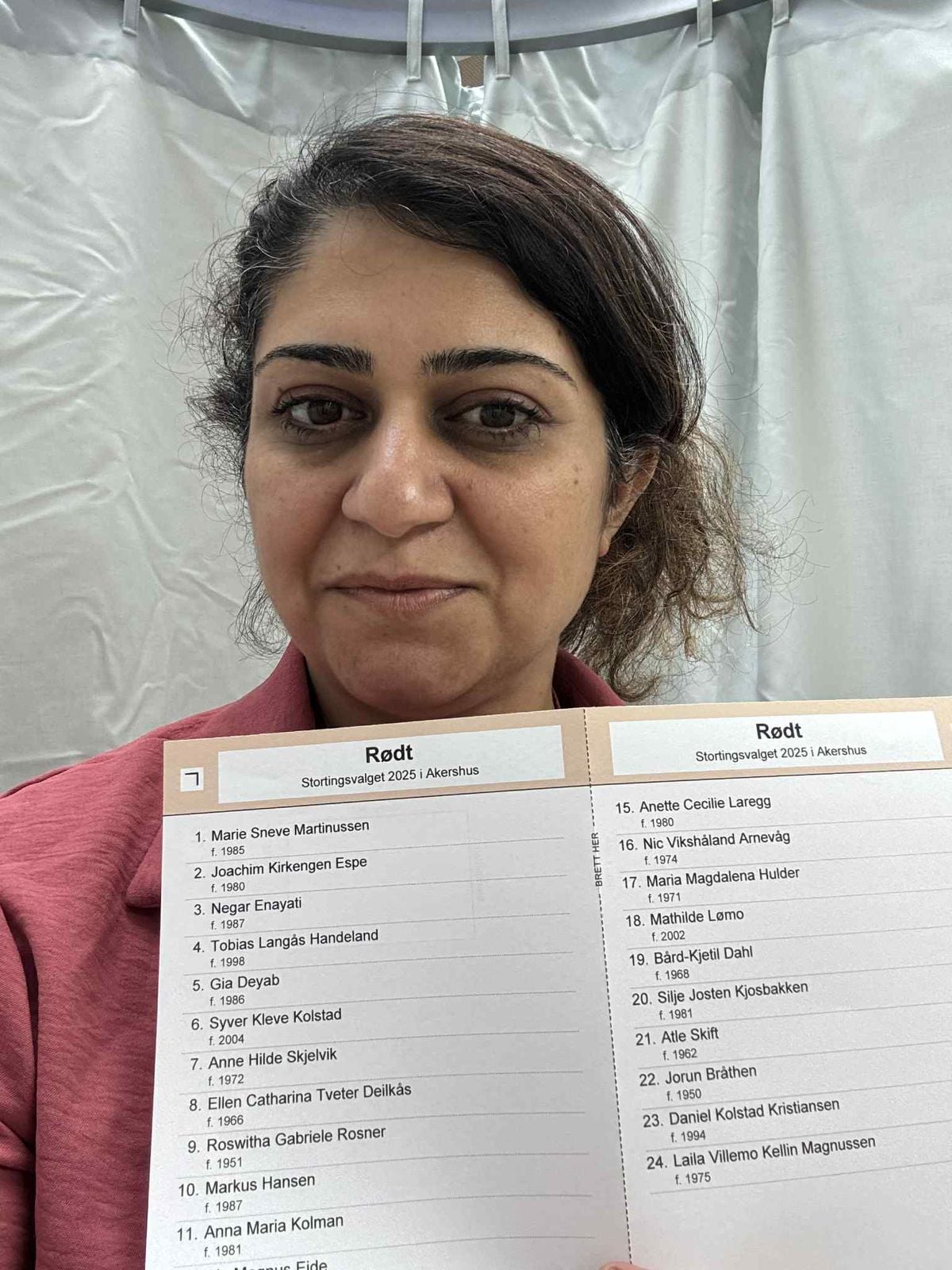 نیگار عینایەت لە پارێزگای ئاکەرشهوس دوای ئەوەی دەنگی دا نیگار عینایەت لە پارێزگای ئاکەرشهوس دوای ئەوەی دەنگی دا