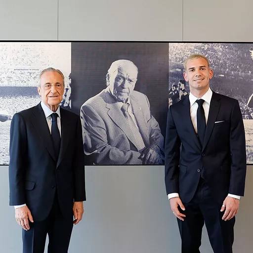 ماستانتونۆ و پێرێز لەگەڵ وێنەی دیستیفانۆی ئەفسانەی ئەرجەنتینیی ریال مەدرید