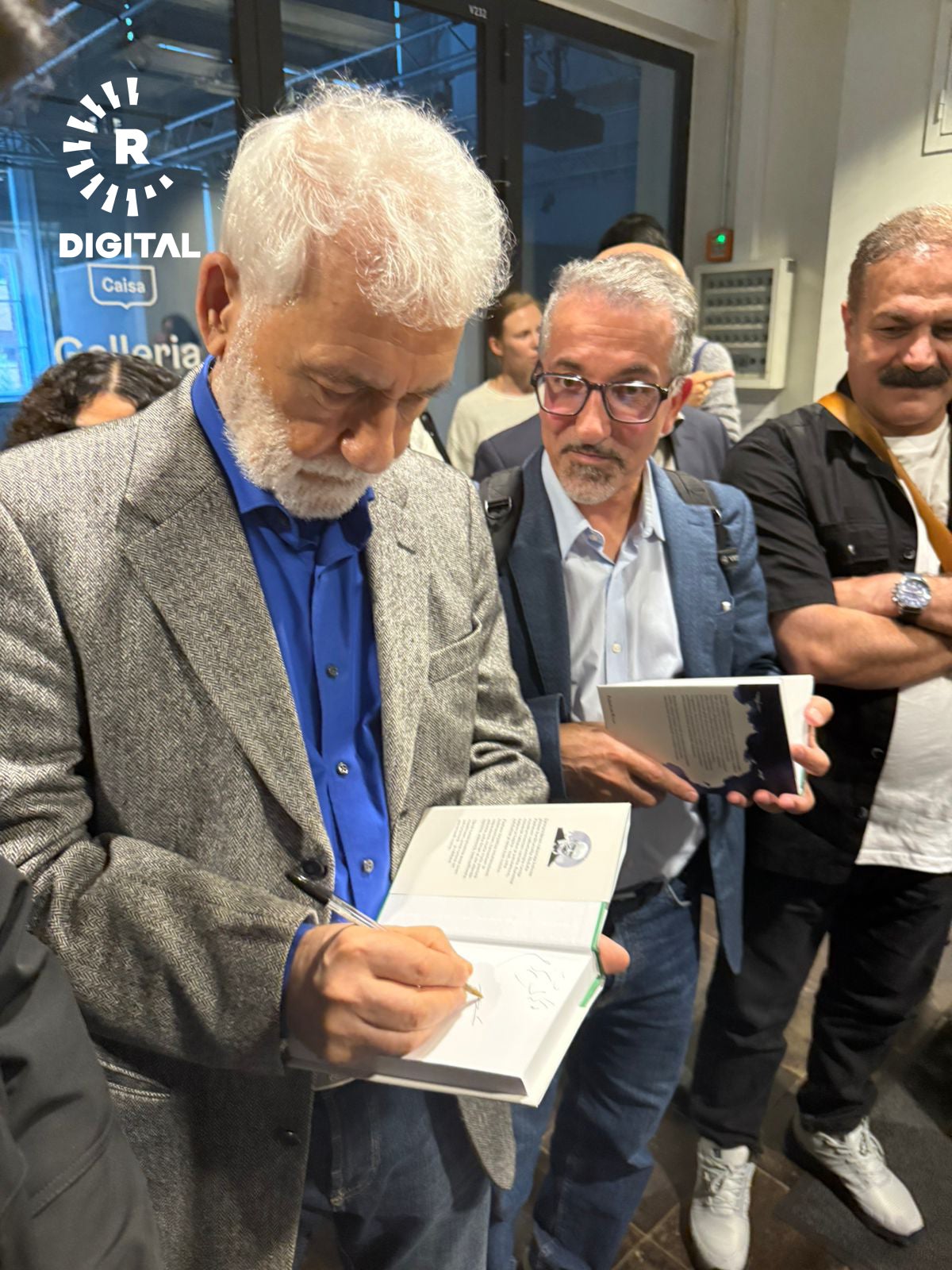 عەبدوڵڵا پەشێو لەکاتی واژۆکردنی کتێبەکە