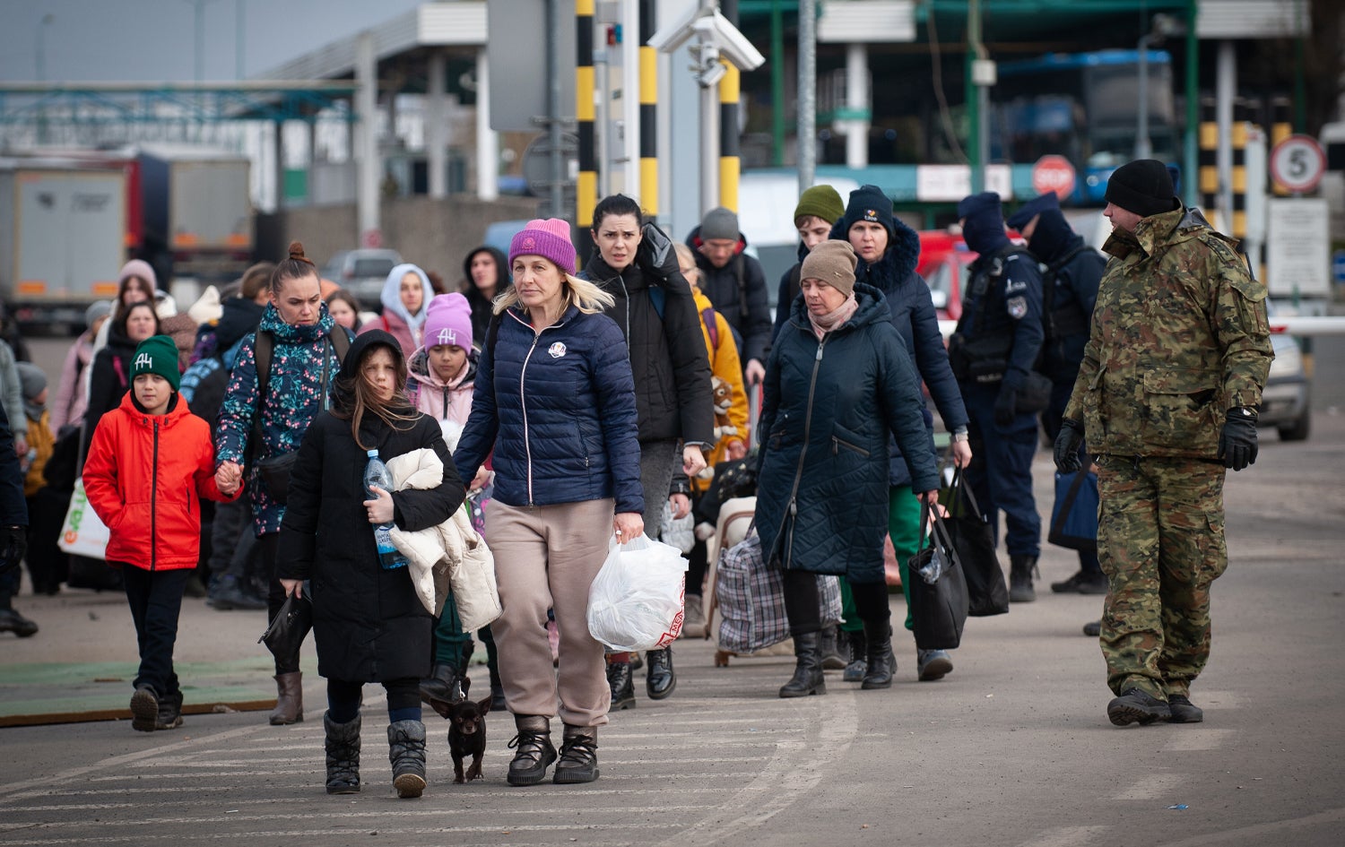 وێنەیەکی ئەرشیفی پەنابەرانی ئۆکراینی لە ترسی جەنگ بە لێشاو روو لە پۆڵەندا دەکەن.