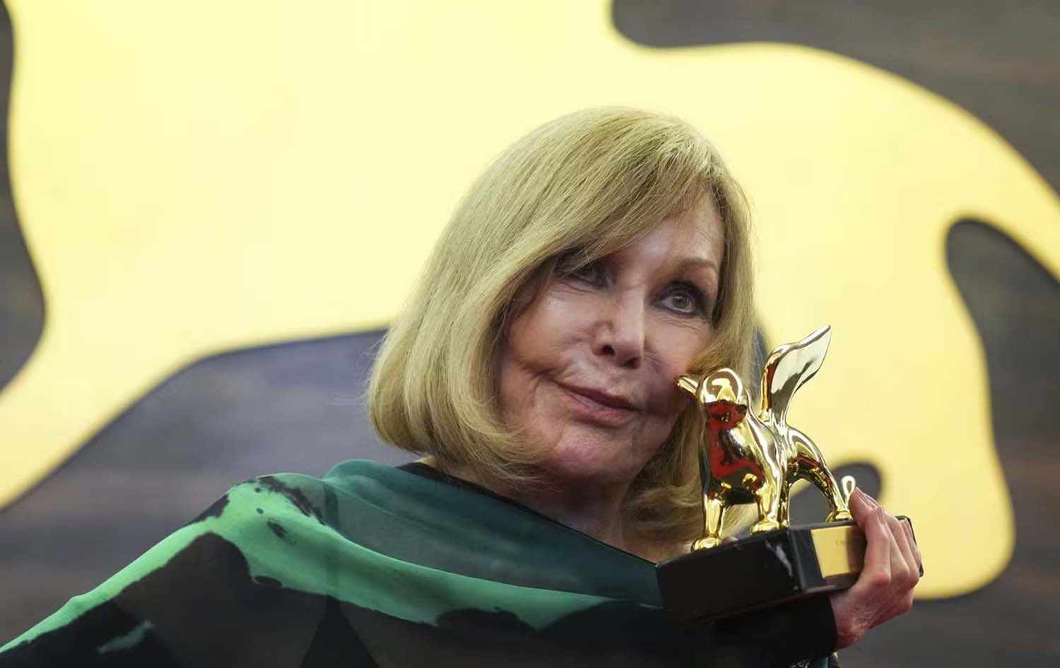 کیم نۆڤاک لە کاتی وەرگرتنی خەڵاتی شێری زێڕین لە ڤێنیس