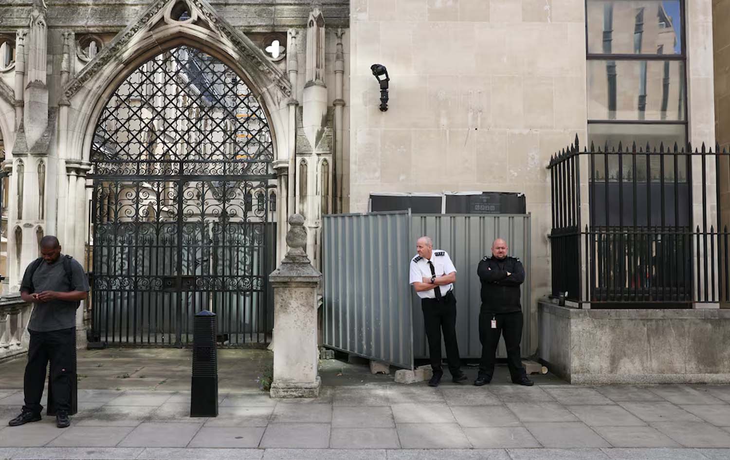 داپۆشینی تابلۆی (دادگەی شاهانەی داد. لەندەن)ـی بانکسی