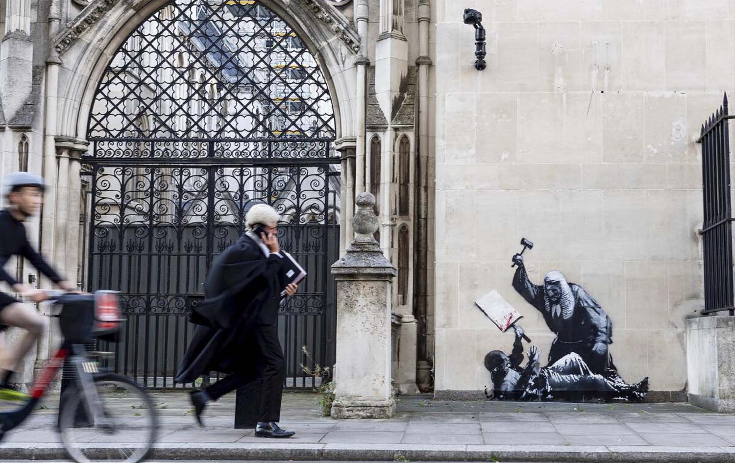 تابلۆی (دادگەی شاهانەی داد. لەندەن)ـی بانکسی