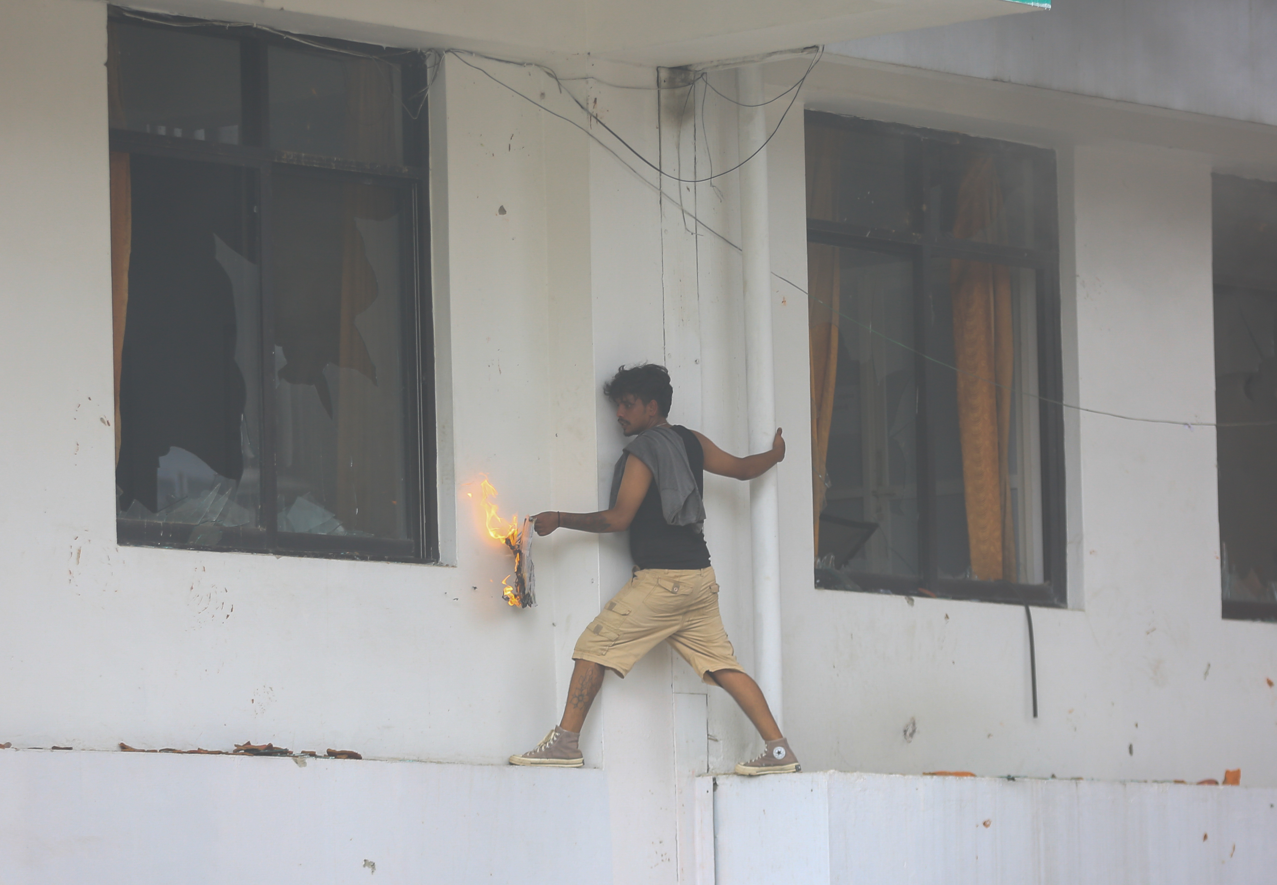 Bakanların evleri ateşe verildi. / AA