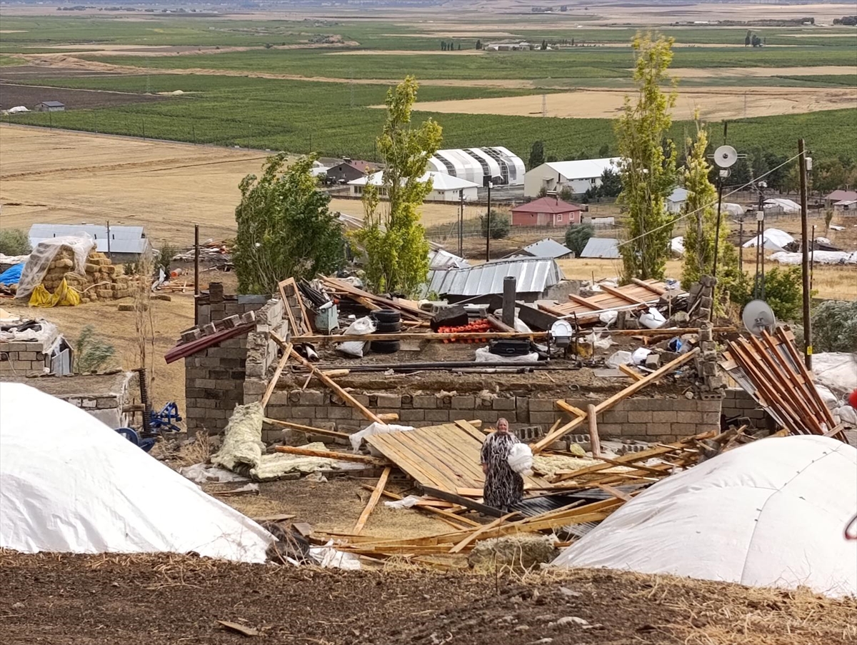 Fırtına, çok sayıda çatıyı uçurdu