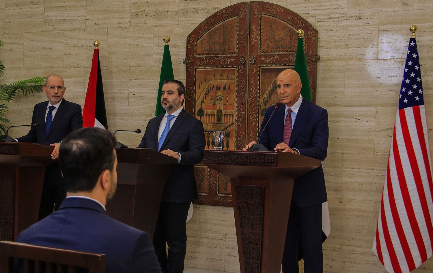 Foto: Suriye Dışişleri Bakanı Esad Hasan Şeybani, Ürdün Dışişleri Bakanı Eymen Safedi ve ABD Suriye Özel Temsilcisi Tom Barrack / Şam
