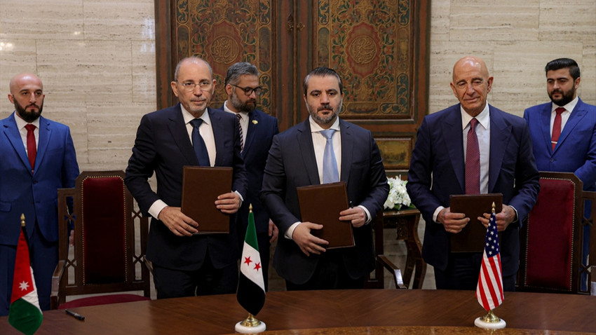 Foto: Suriye, Ürdün ve ABD arasında Süveyda'da ortak yol haritası anlaşması imzalandı. Suriye Dışişleri Bakanı Esad Hasan Şeybani, Ürdün Dışişleri Bakanı Eymen Safedi ve ABD Suriye Özel Temsilcisi Tom Barrack imza töreni sonra basına fotoğraf karesi verdi