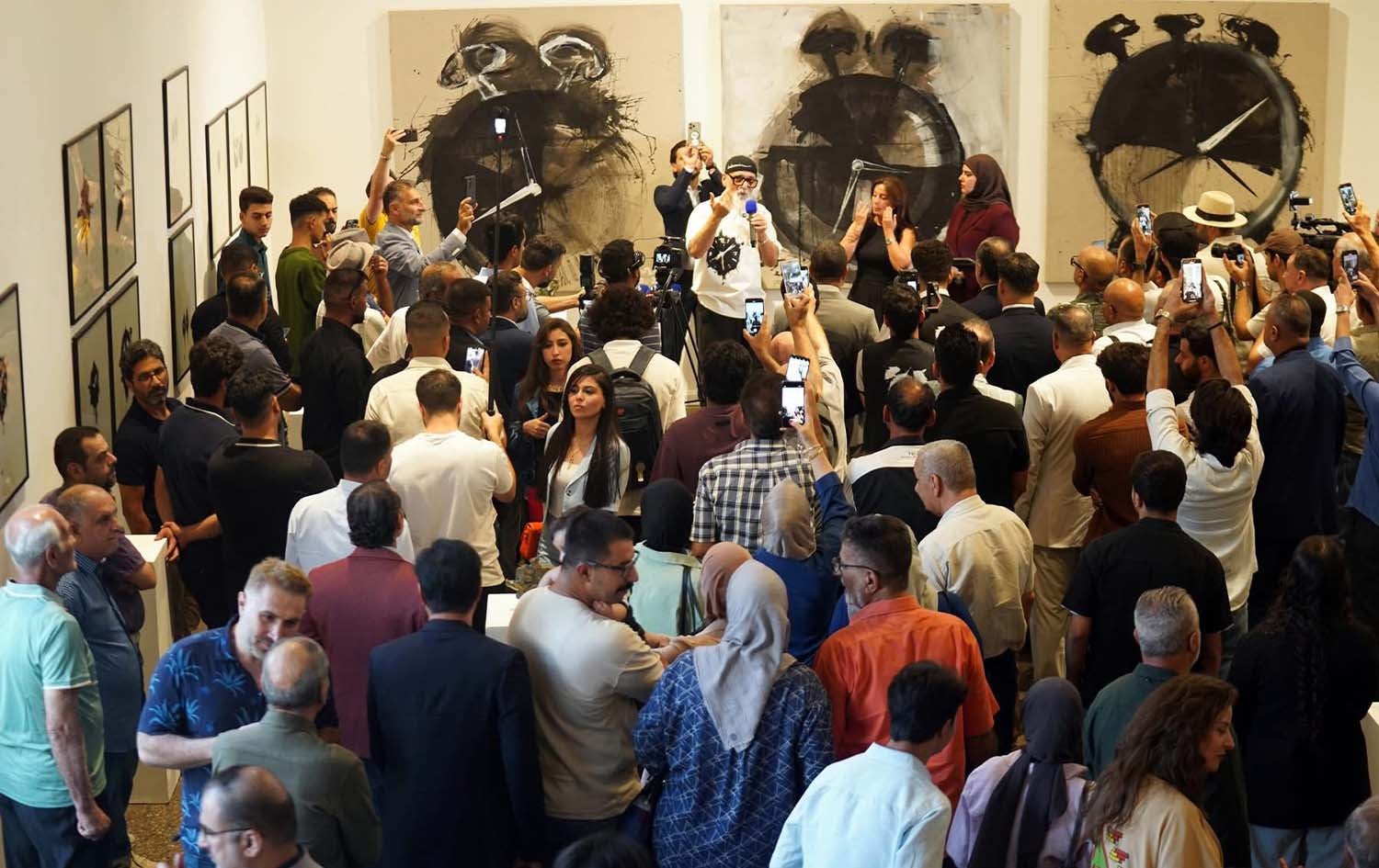 ئەحمەد بەحرانی لە پێشانگەی (ئاگادارکەرەوە) لە بەغدا