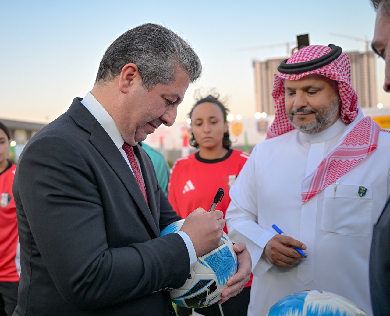 مەسرور بارزانی واژۆ لەسەر تۆپی پاڵەوانێتییەکە دەکات