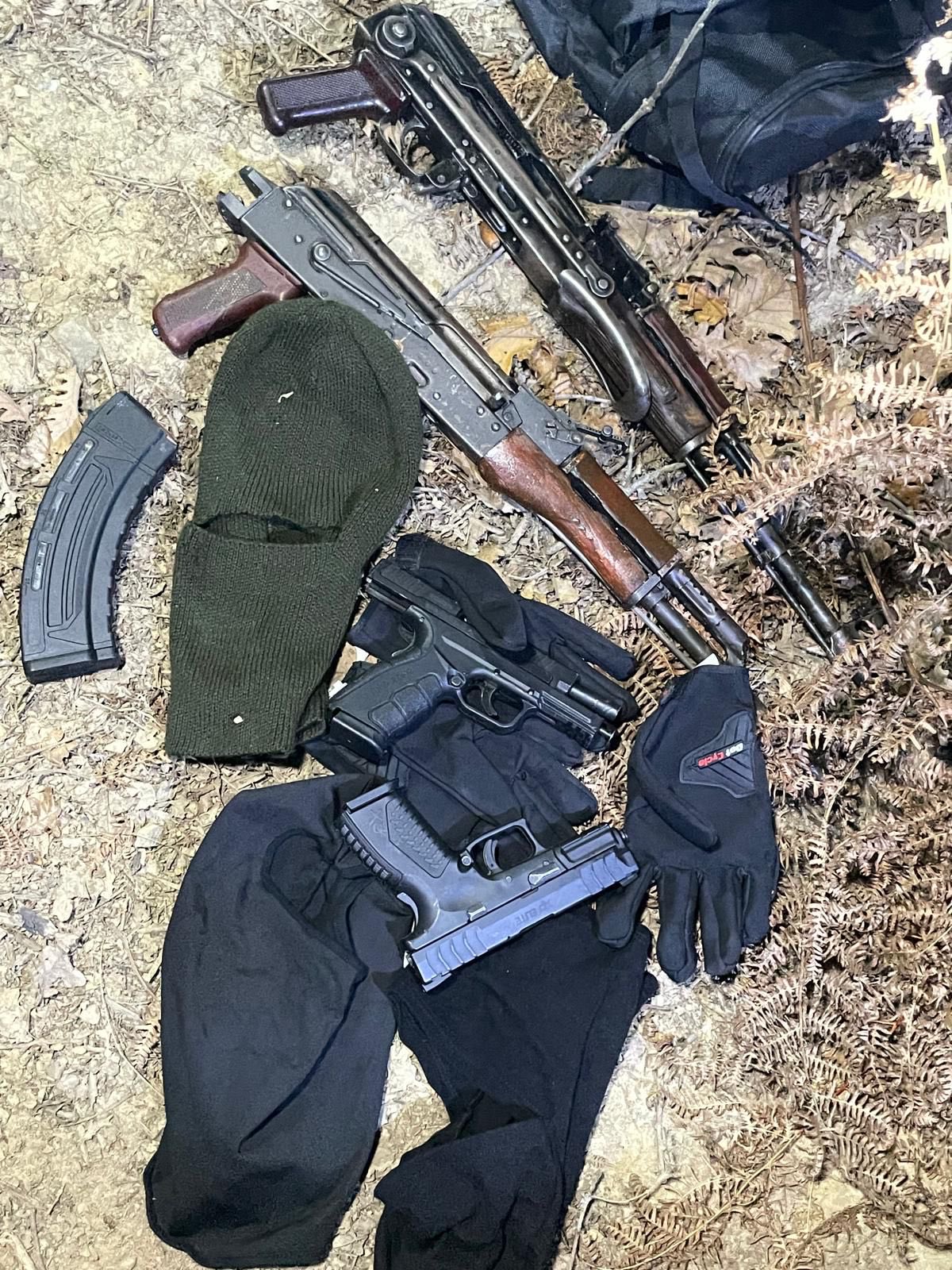 Cinayette kullanılan iki kalaşnikof ile iki tabancanın da ele geçirildiği kaydedildi.