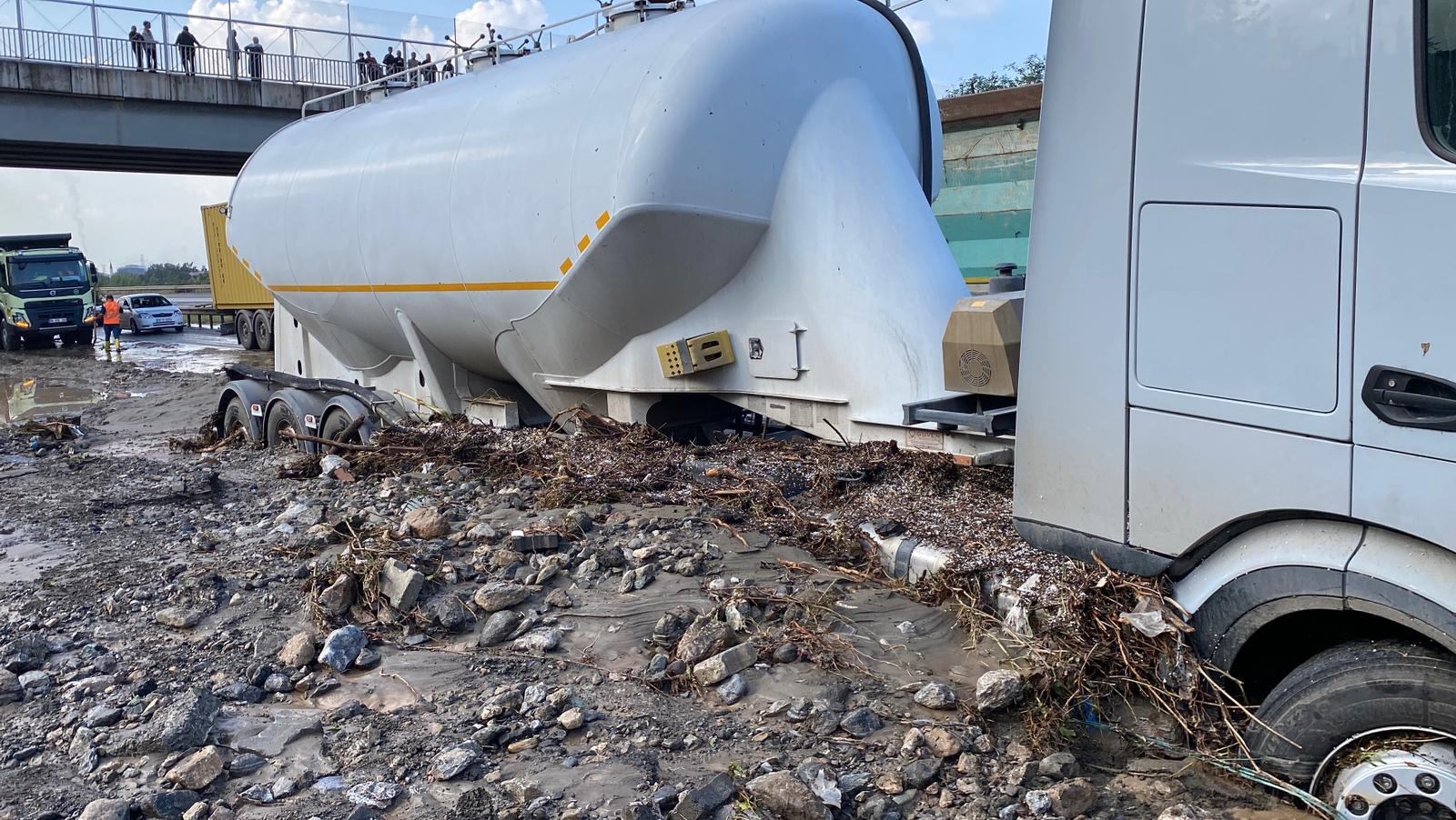 Hatay'da ev ve iş yerlerini su bastı, araçlar mahsur kaldı. / AA