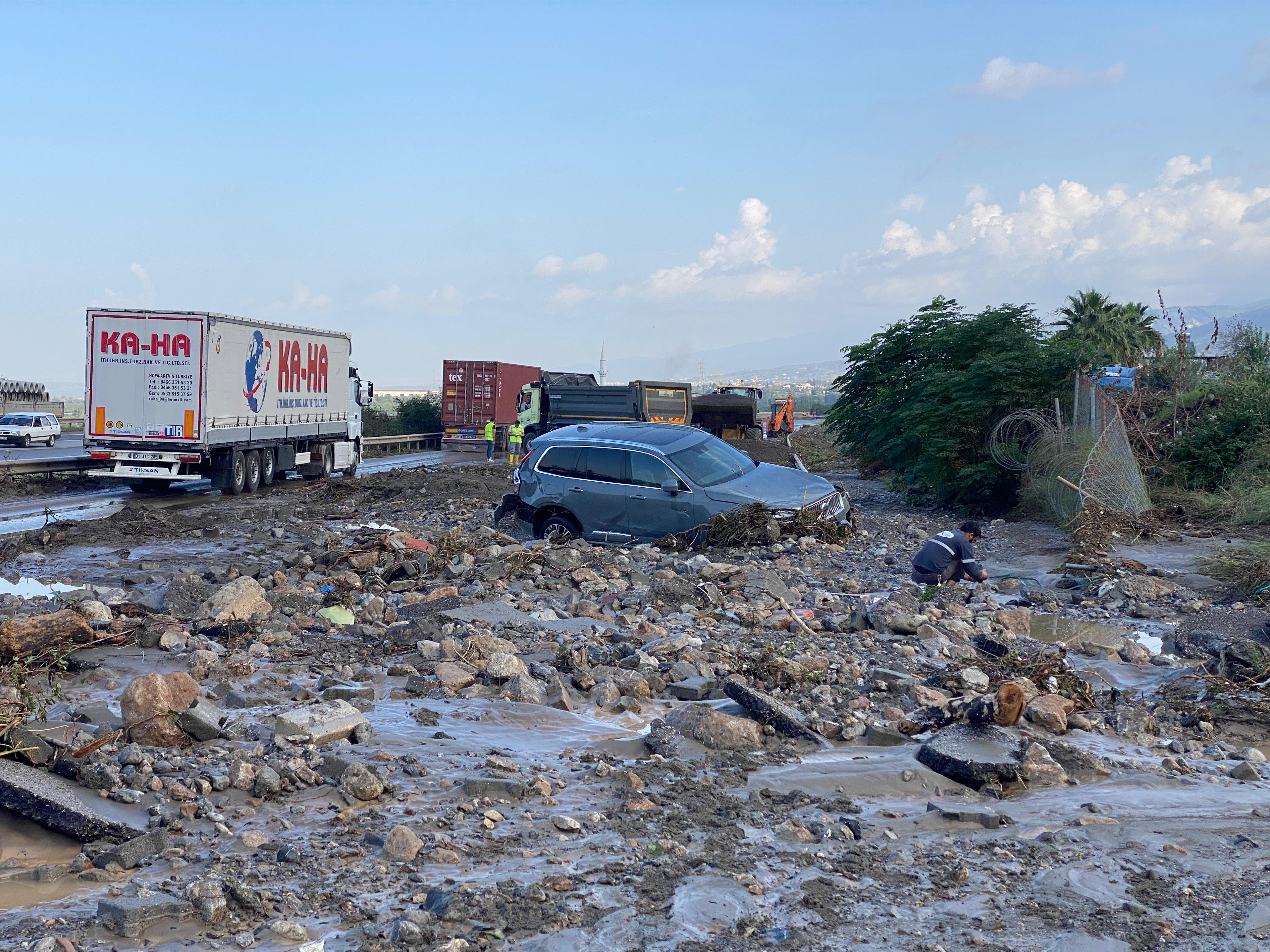 Hatay'da ev ve iş yerlerini su bastı, araçlar mahsur kaldı. / AA
