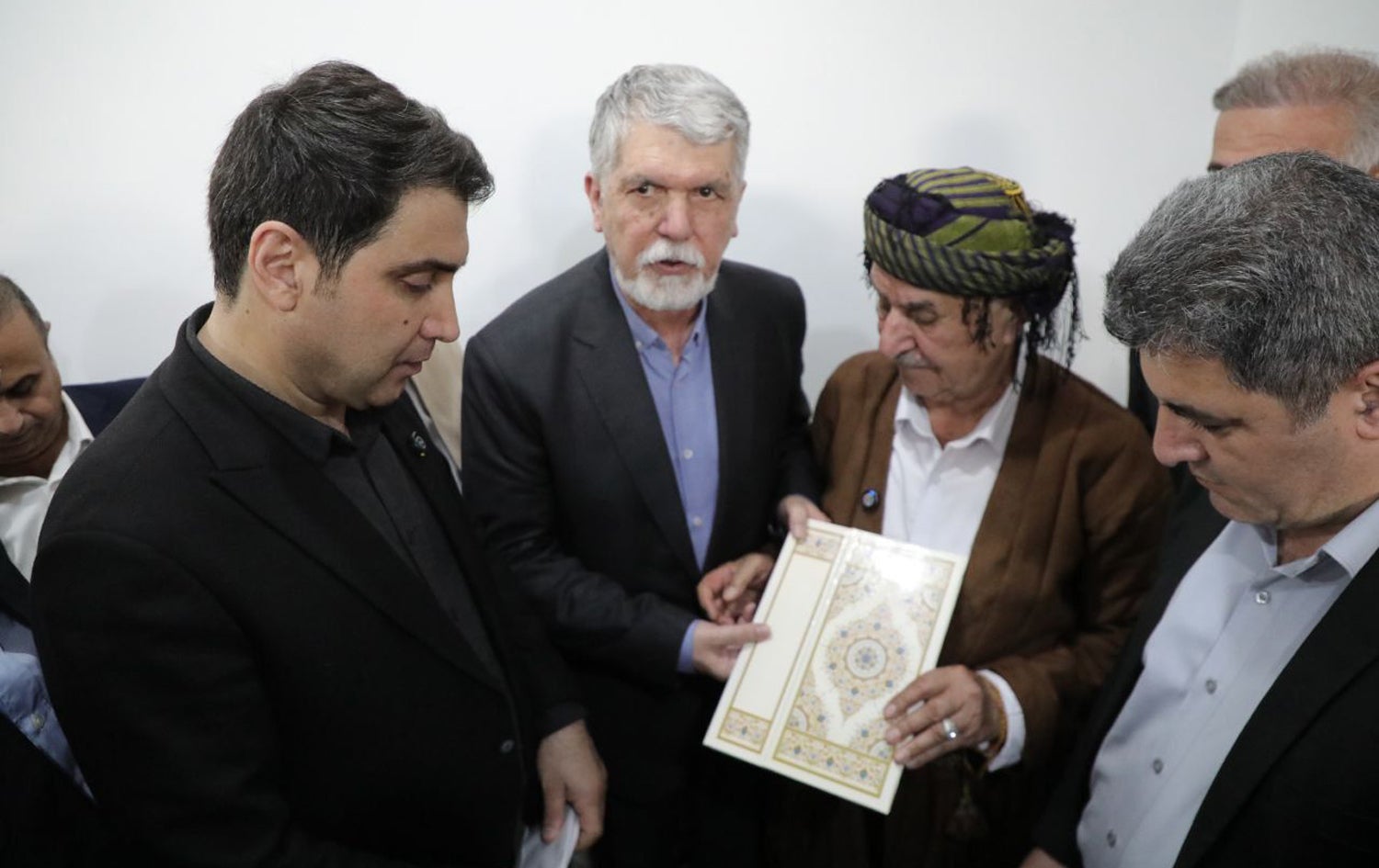 عوسمان هەورامی کڵاشی هەورامانیان پێشکێش دەکات.