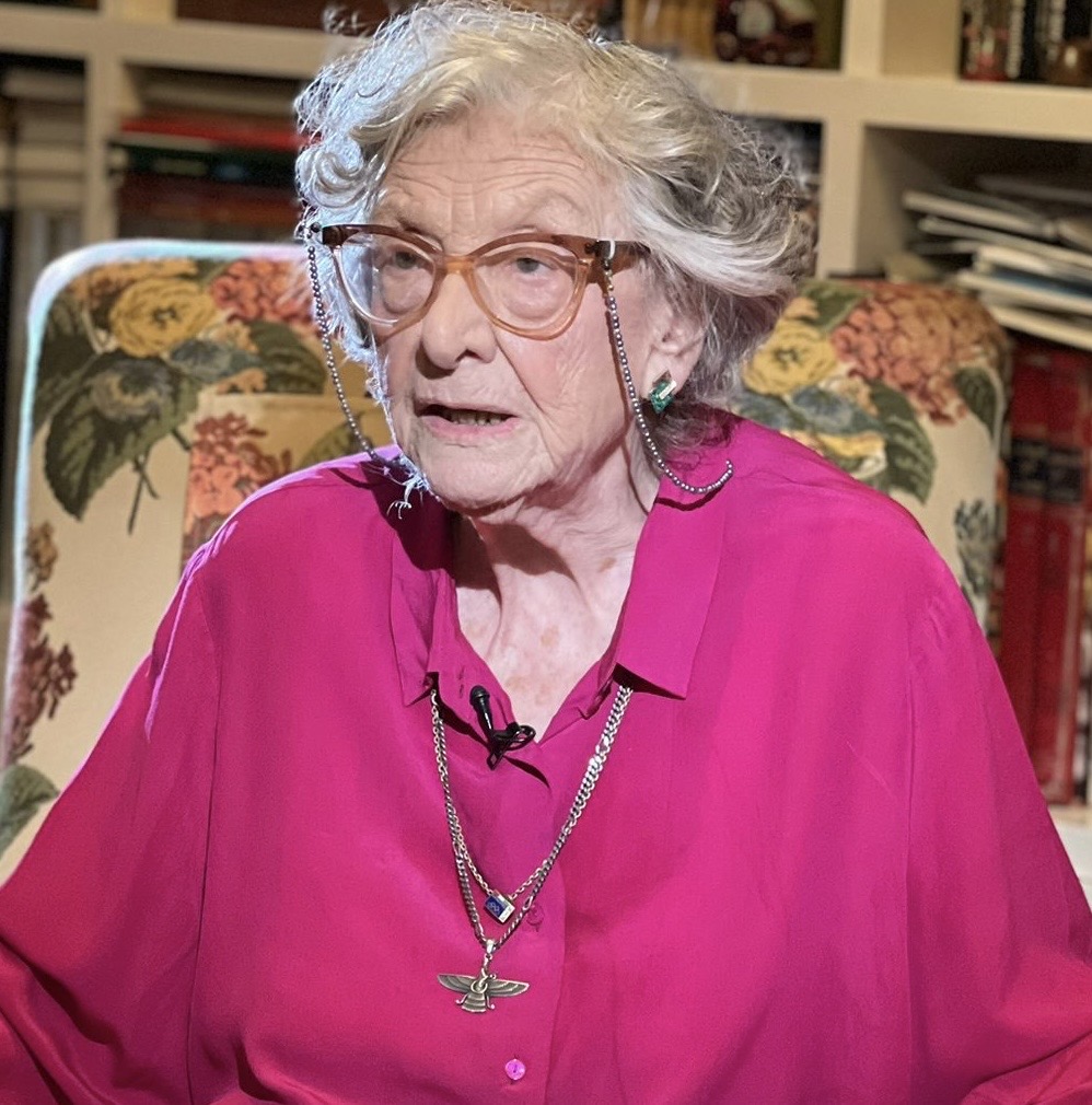 Foto: Laura Schrader ve boynundaki Zerdüşt kolyesi / Şivan Berwari Rûdaw